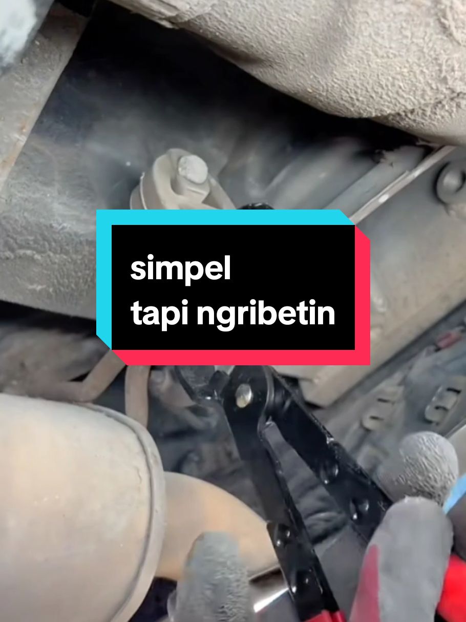 Ada yg masih pake tang kombinasi obeng min? coba cara lain.. #tang #tangjepit #tangknalpot #perkakasbengkel #cuantanpabatas #otoproduk 