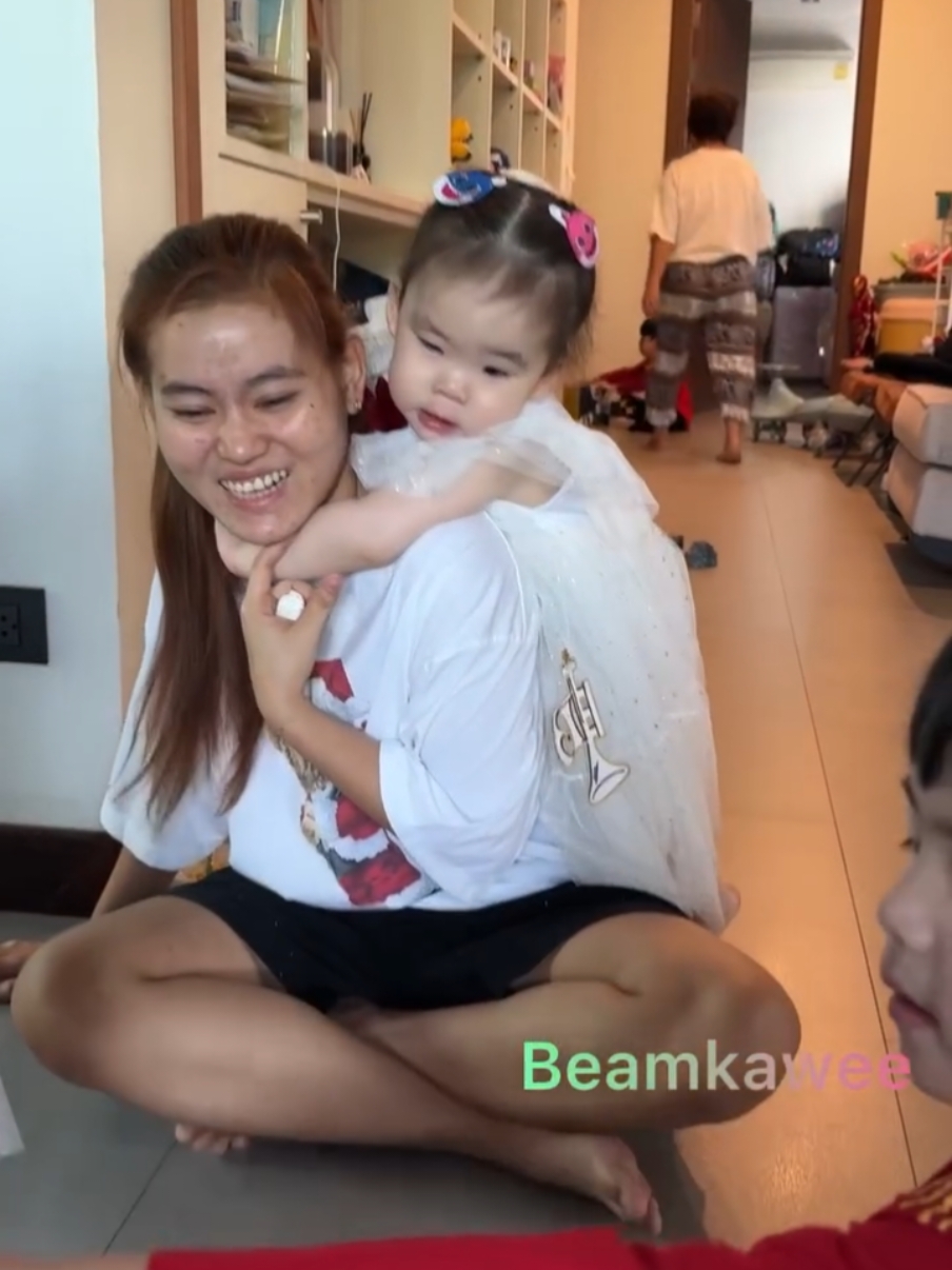 อัญญากลัวซานต้าค่ะพ่อพ่อ 😂🤭😂🥰❤ #aiwaanya #อัยวาอัญญา #beamkawee #BeamOiltwinbabies #beamoilchannel   #beamoildoubletwins #Aiwarin #Anyarin #อัยย์วาริน #อัญญ์ญาริน #TheePhee #TP 