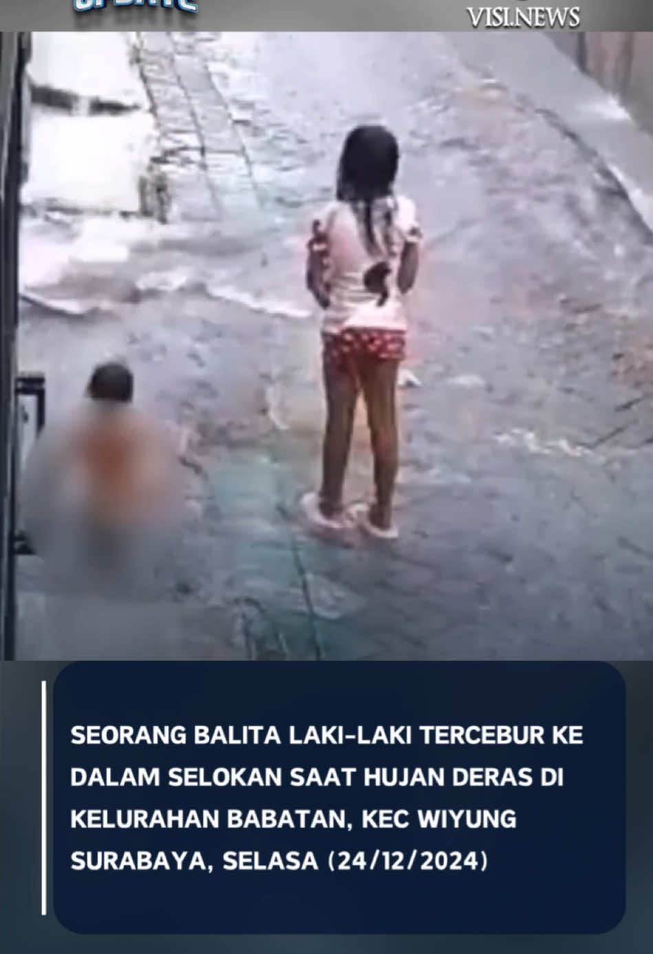 Seorang balita laki-laki tercebur ke dalam selokan saat hujan deras di Kelurahan Babatan, Kec Wiyung Surabaya, Selasa (24/12/2024). Sumber: beritasatu #tiktokberita #visinews #fypシ゚ #fypdong 