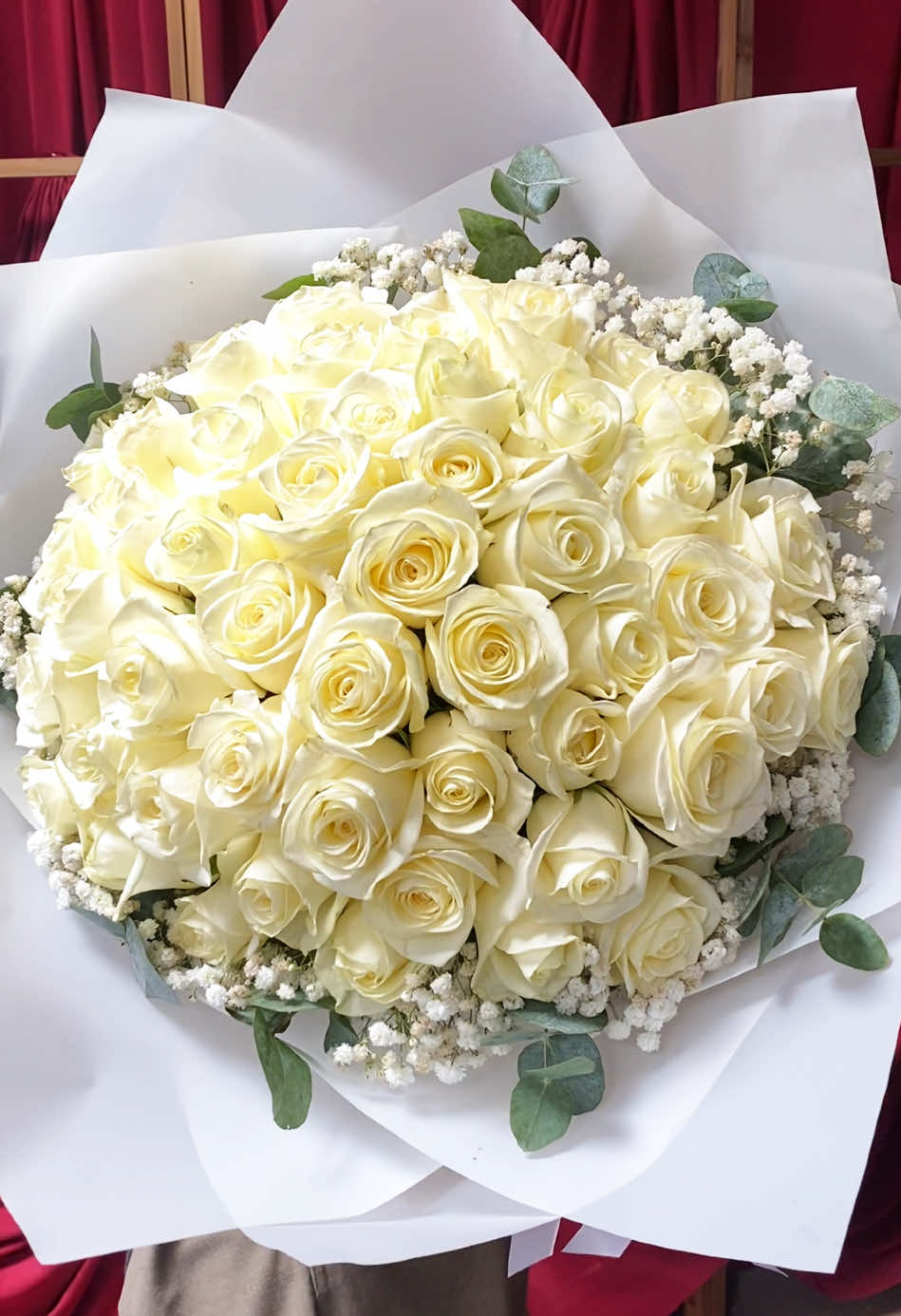 ... and here comes the beauty! 💐✨ #whiteroses #bouquet #rosebouquet #floristlife #floristjakarta #bloomingeliseflowers 