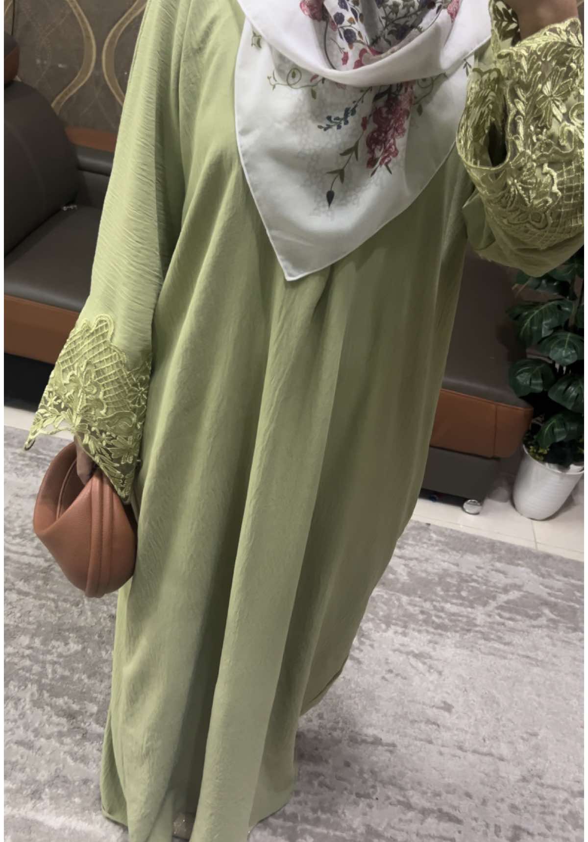 Biasa abaya wide sleeve cenni harga mesti mahal kann tapi yang ni tak sampai RM25 punnn! Siap ada lace cantik lagii 😍 #abaya 