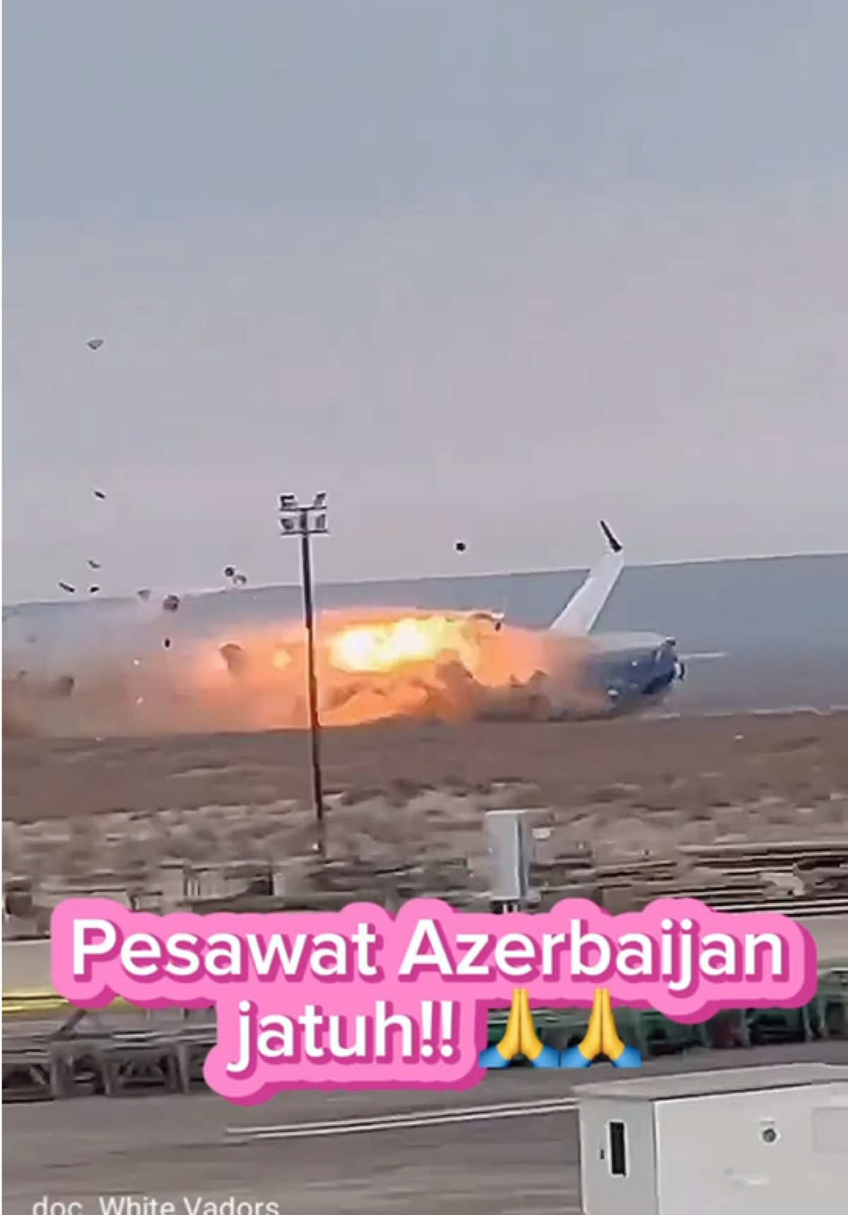 Pesawat Azerbaijan Airlines dengan nomor penerbangan J2-8243 dilaporkan terbakar ketika berusaha melakukan pendaratan darurat sekitar 3 kilometer dari kota Aktau, Kazakhstan, pada Rabu (25/12). Puluhan dilaporkan tewas. Maskapai Azerbaijan Airlines mengatakan terdapat 62 penumpang dan lima awak dalam pesawat Embraer 190 tersebut, namun laporan lain menyebutkan ada 72 orang.  Pihak berwenang di Azerbaijan, tempat asal penerbangan tersebut, mengatakan sedikitnya 30 orang selamat. Namun otoritas Kazakhstan mengeklaim 28 orang selamat, termasuk dua anak-anak. 