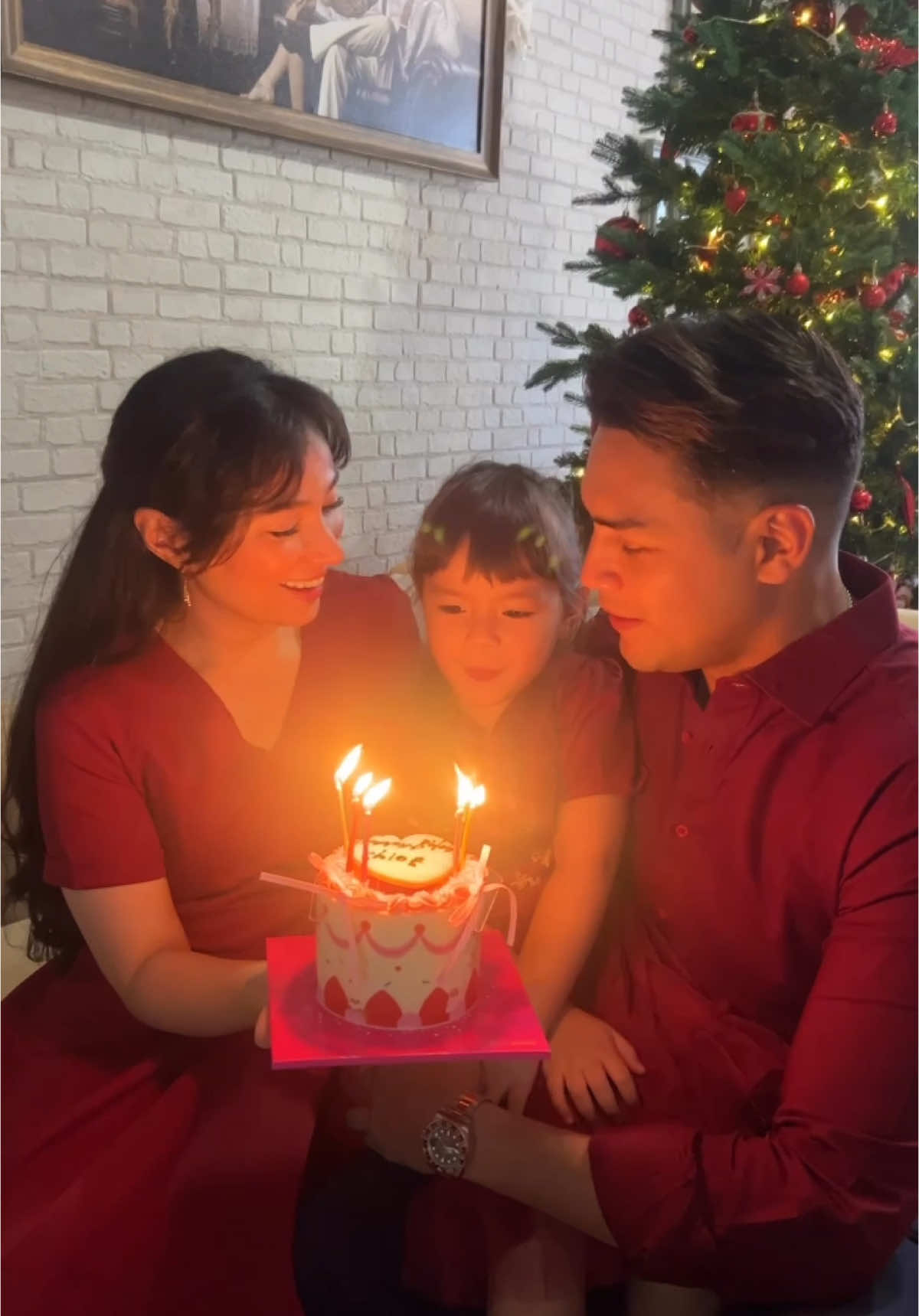 25.12.2024, yang tadi pagi udah bikin Papa Mama terharu..  Happy Birthday Chloe sayang 🩷 #asmirandah #chloeemmanuellevanwattimena #jonasrivanno #family #birthday