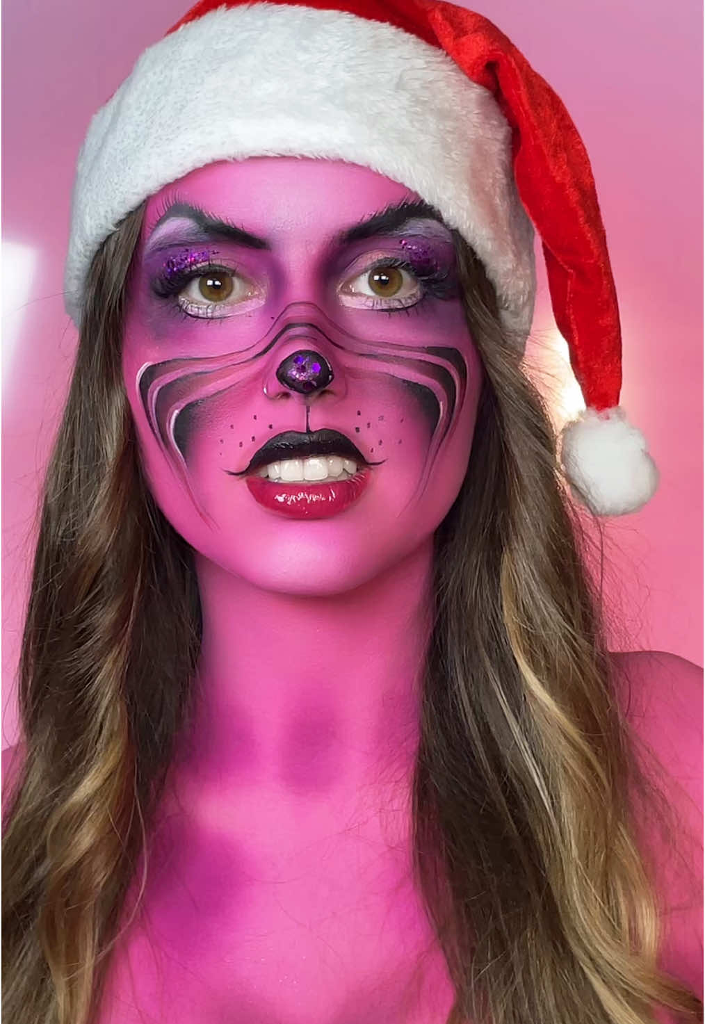 la brutalidad de maquillaje que me hizo @Laktemaquilla 💝🤪 #foryou #parati #fyp #foryoupage #navidad #grinch #rosa #makeup 