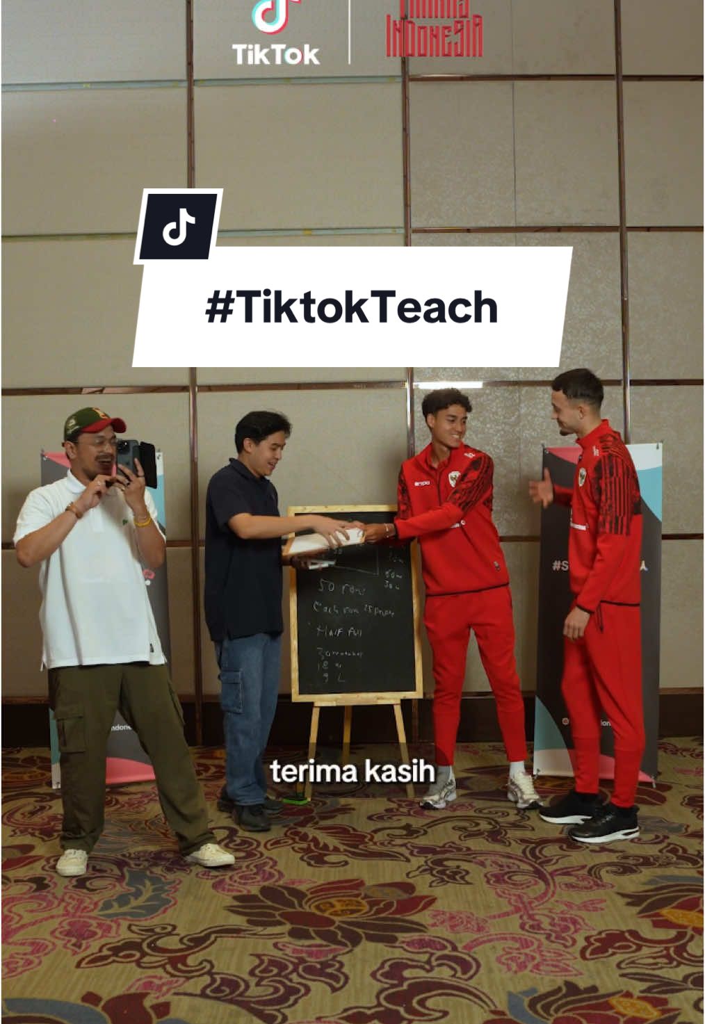 Sempat kesulitan, @Ivar Jenner mendapat bantuan dari rekannya di Timnas untuk memecahkan soal! 👀 Rafa memberikan assist manis kepada Ivar! 👨‍🏫📝 Selesai sudah rangkaian #TiktokTeach episode 4! Nantikan episode berikutnya bersama pemain Timnas & bintang tamu yang lain! 👋