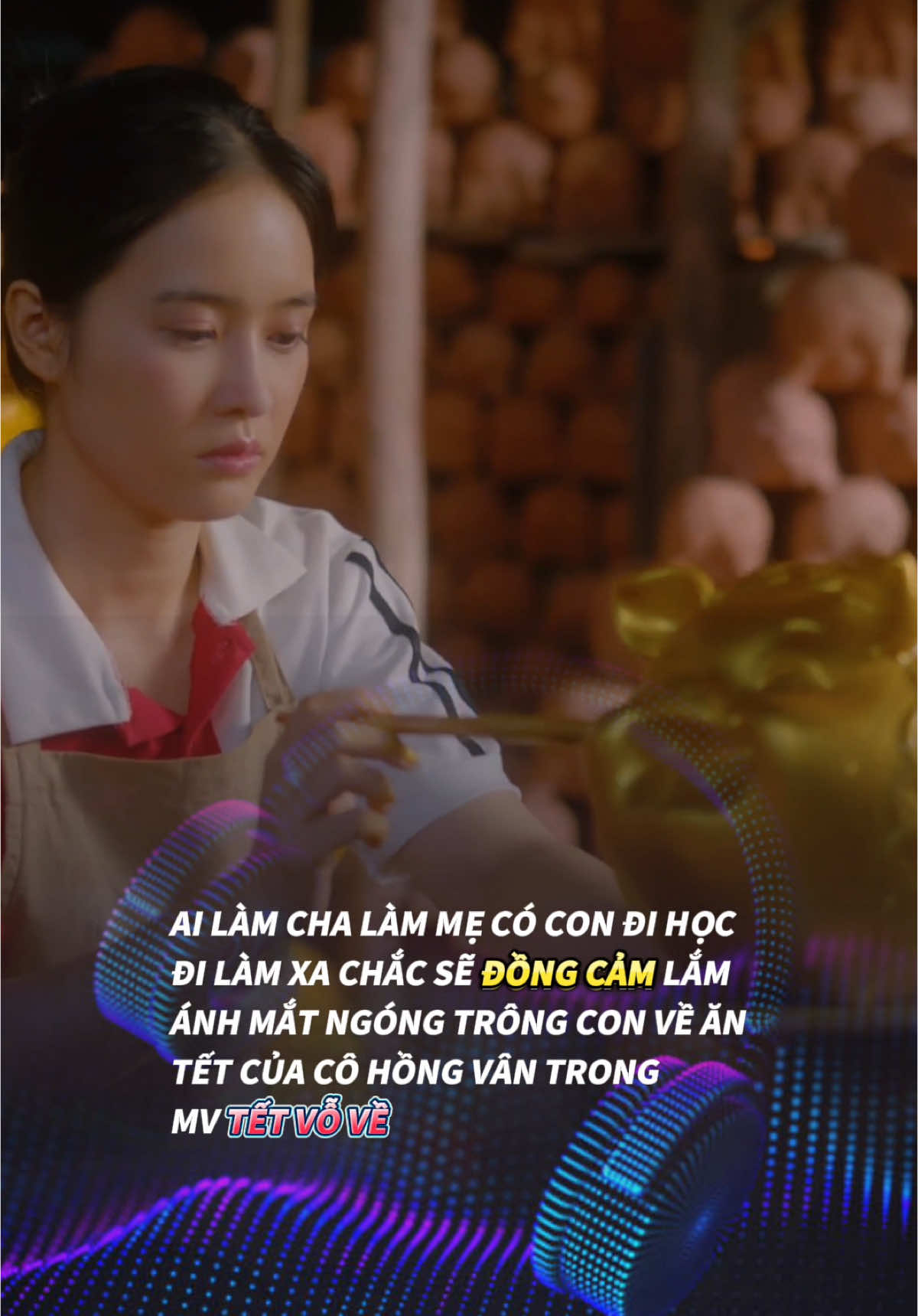 Ai làm cha làm mẹ có con đi học đi làm xa chắc sẽ đồng cảm lắm,ánh mắt ngóng trông con về ăn Tết của cô Hồng Vân trong MV Tết Vỗ Về #Tetvove #nhachaymoingay #bannhaccuaban #endmusic 