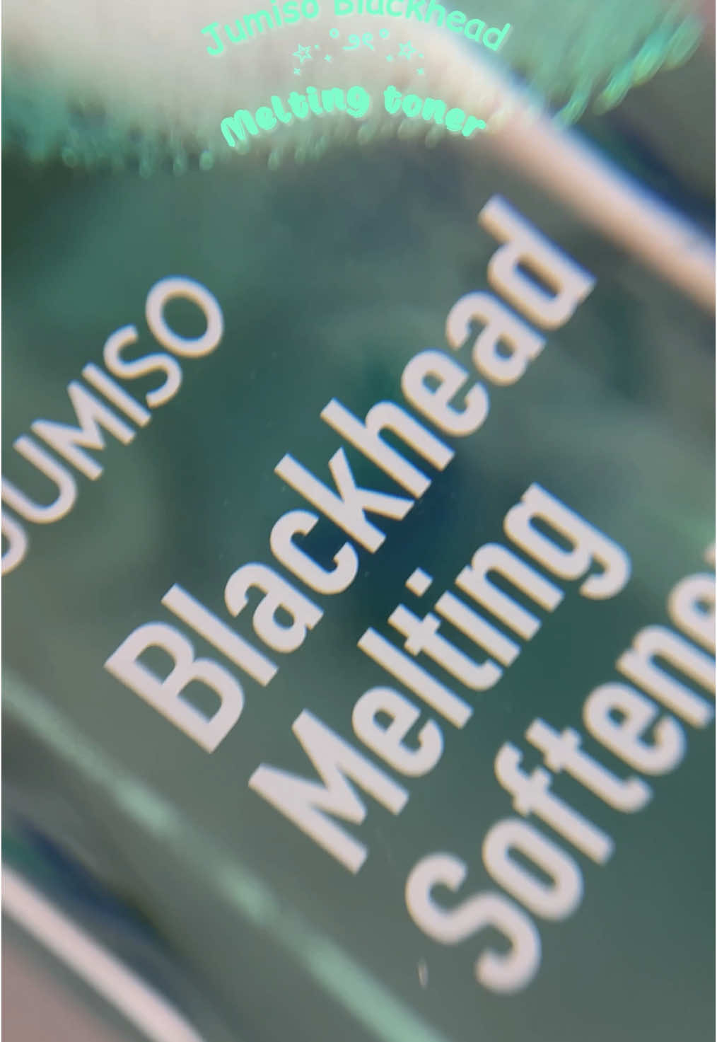 Blackhead Melting Softner'🤍 Benefits: ✨ Reduce sebum production, blackheads and prevent & treat ✨ Prevents recurring clogged pores. ✨ Infused with cooling and soothing ingredients that's suitable for sensitive skin. This is a really interesting product, Ive never tried a product that's like a toner specifically formulated for the nose. After I cleanse my face I drench the cotton pad in the solution and apply it onto dry skin. It has cooling effect as it sits on the nose. After 10 minutes I remove the pad and gently press down on my nose using the blackhead remover tool. Available on @yesstyle Use my code 