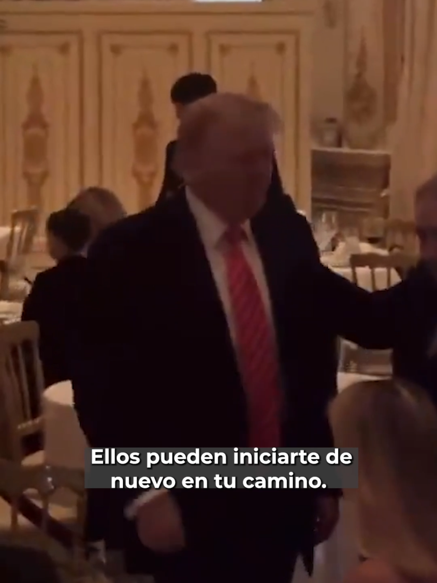 Captan a Donald Trump disfrutando de su cena navideña en Mar-a-Lago. #Latinus #InformaciónParaTi