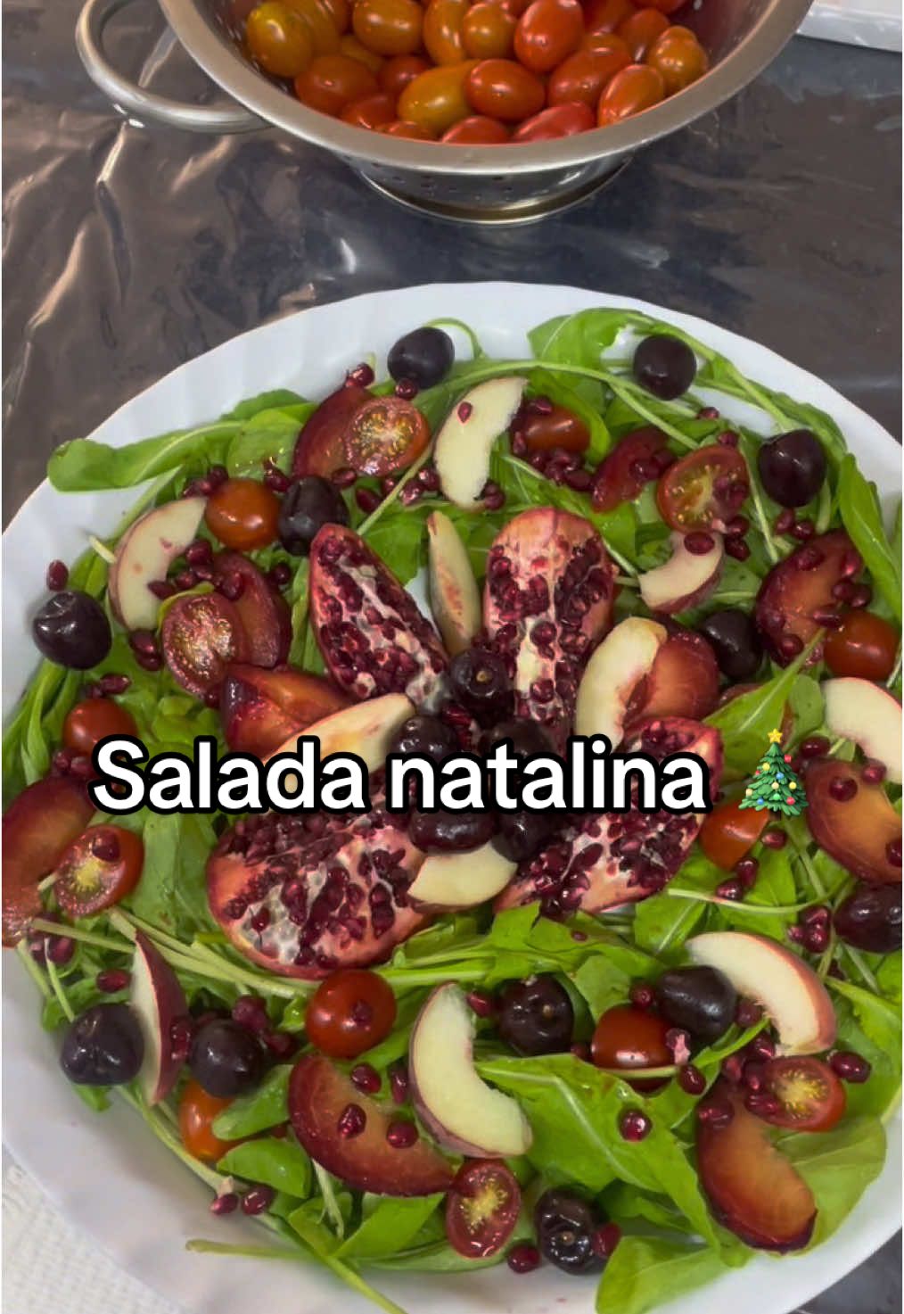 Usei: rúcula, tomate cereja, ameixa, pêssego, romã, cereja, cottage e nozes!! Maneira pq tá caro demais kkkkkkkk #salada #ceia #saladanatalina 