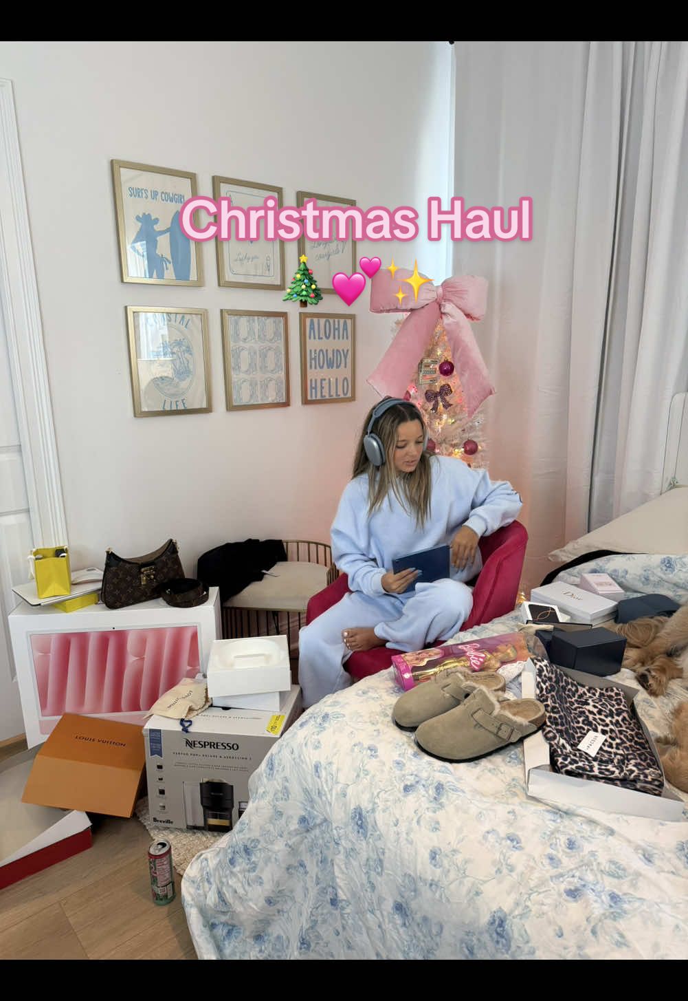 Christmas haul 💕🫶🏼🎄✨ #christmas #haul #christmashaul #preppy #daughter #teen #mom #MomsofTikTok #fyp #hauls #uggs #apple #dior #louisvuittonbag 