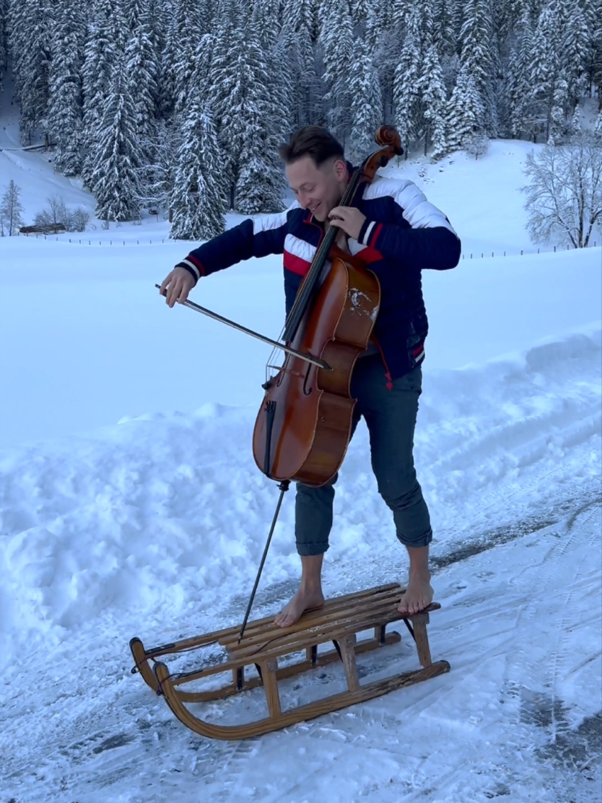 Wait for it 😅❤️ This afternoon I tried to play the song bella ciao on the sled in the snow, and this is what happened 😍😉