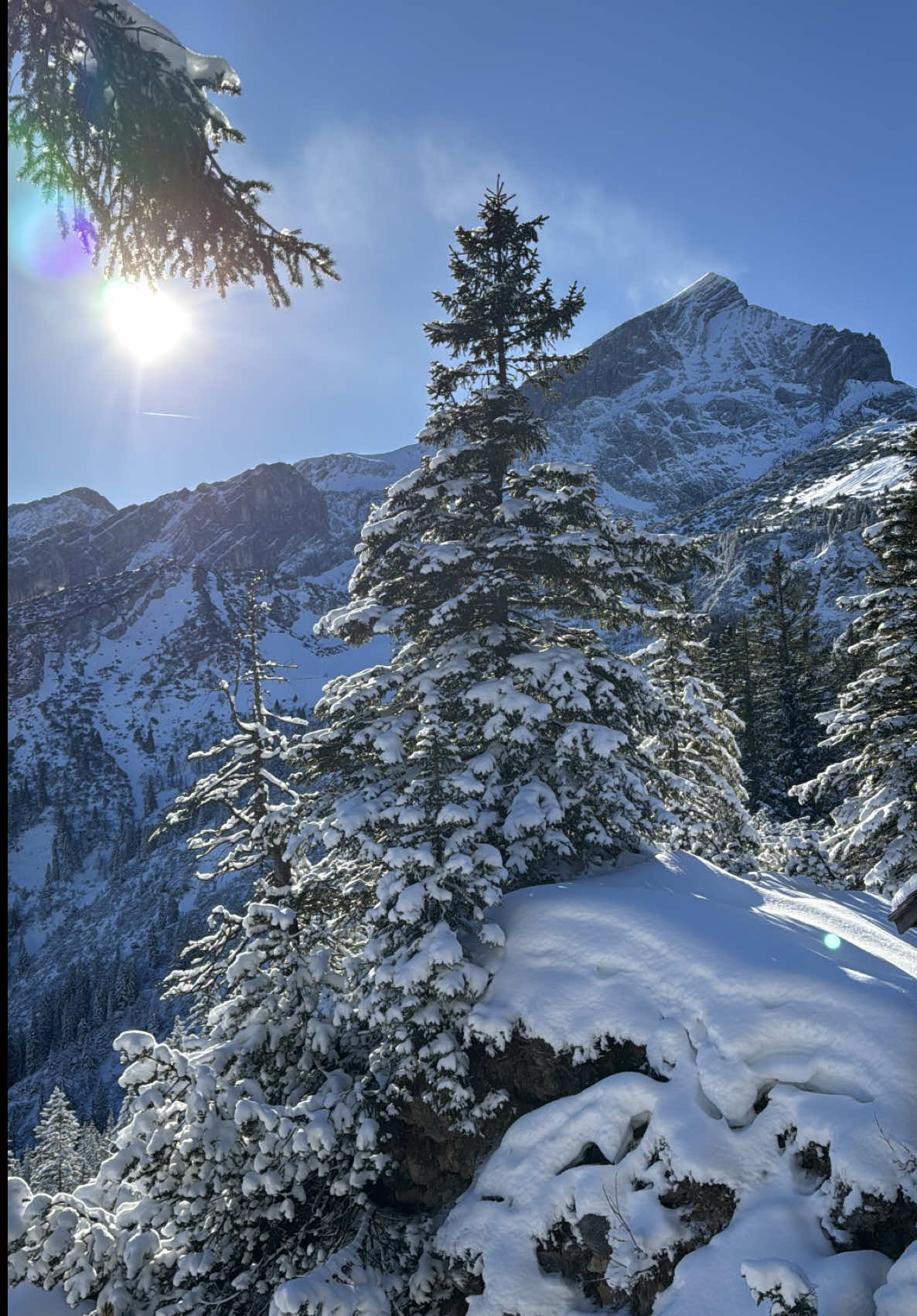 Ausblick vom Kreuzeck im Skigebiet Garmisch Classic Richtung Partnachklamm und übers Rheintal, auch zur Alpspitze, Waxenstein und Zugspitze und anderen Bergen #alpen #nature #mountains #sonne #schnee #snow #wintervibes #winterwonderland #garmischpartenkirchen #zugspitze #ski #kandahar 