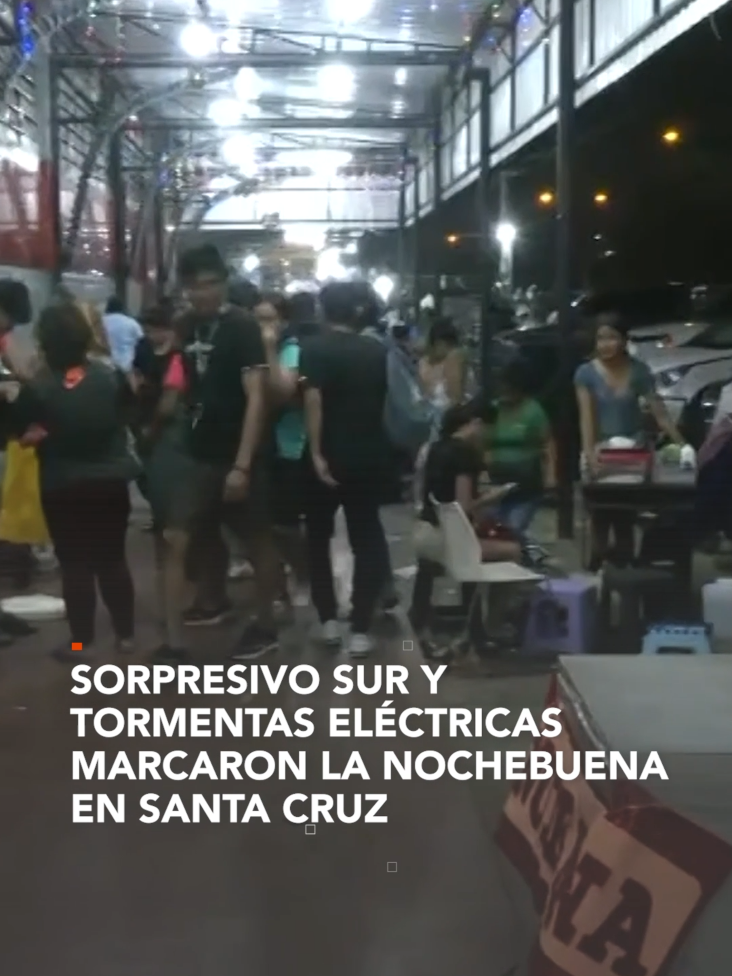 #NotivisiónSCZ I La celebración navideña en Santa Cruz se vio marcada por vientos huracanados que causaron al menos 15 emergencias, entre árboles caídos y tormentas eléctricas que dejaron sin luz a varias zonas. Además, se ha emitido una alerta de lluvias en 5 departamentos. 🌧️ ▶️ Más información en www.reduno.com.bo #RedUno #RedUnoDigital #Notivisión #NTVInforma #Bolivia