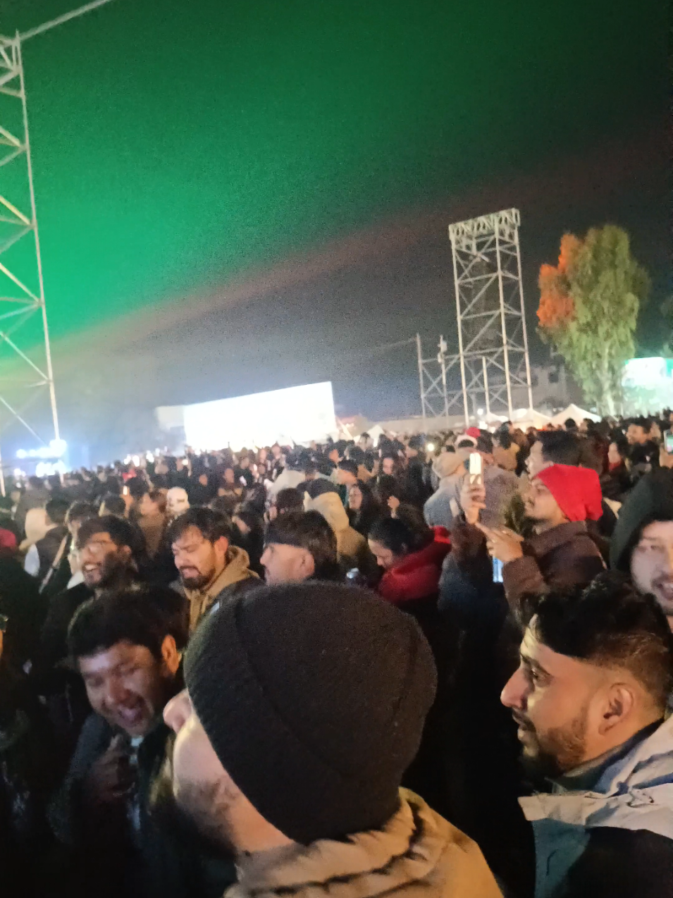 Nepali Fans enjoying Sonu Nigam 😲 #tiktokviral #sonunigam #sonunigaminnepal #sonunigamconcert #bachnaaehaseeno 