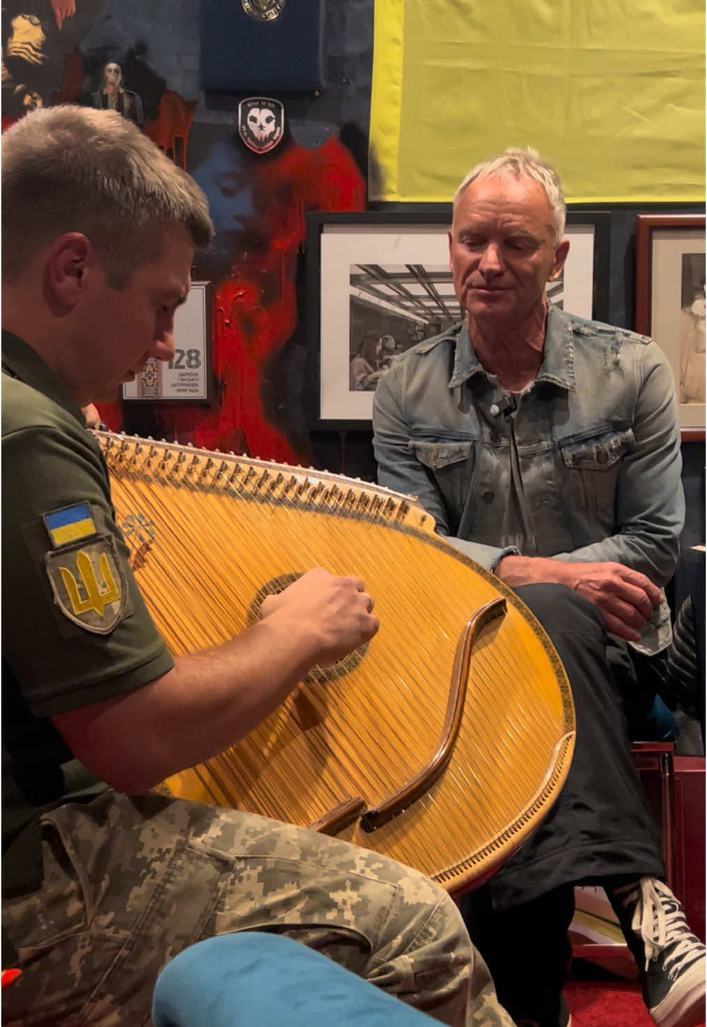 Тарас Столяр і Sting 🇺🇦🫡 Культурна дипломатія в дії. Вперше в історії під бандуру. #культурнийдесант #sting #shapeofmyheart 