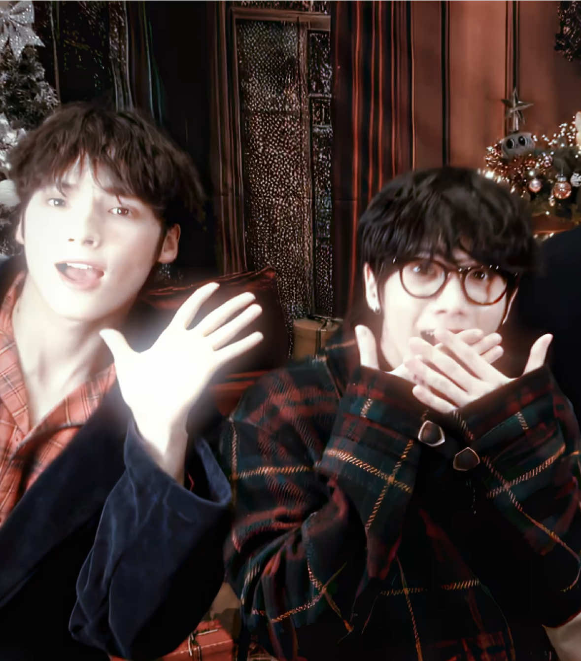 merry christmas to everyone who celebrates!! 🎄  | cc beomios  #tomorrow_x_together #txtedit #yeonjun #taehyun #soobin #hueningkai #beomgyu 