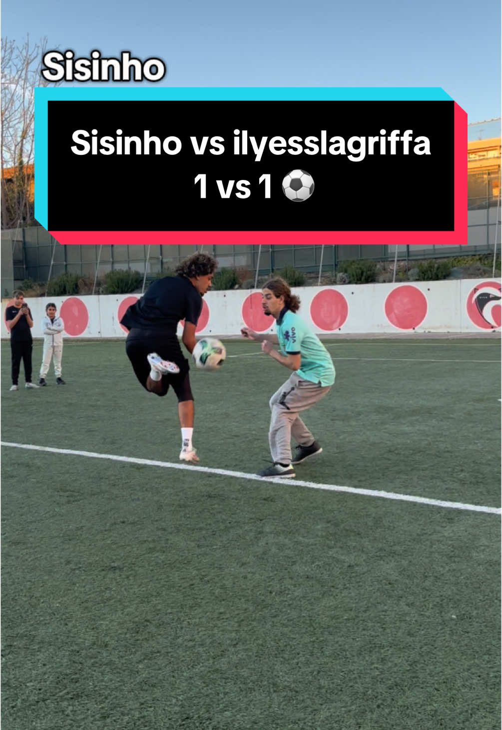 Sisinho X @IlyessLaGriffa ❤️ C’est un monstre en défense 😱 @Tonsser  Cela vous plait l’équipe ? #footballtiktok #1vs1 #versus #skills #tiktokfoot #⚽️⚽️ #fypシ゚ #pourtoi #fyp #dribble #foot #humour #pourtoii  @Top Baller @cubanito @edineymj249. @LE Z - 530K 🤲🏼 @Aaron JR ⚡️ 