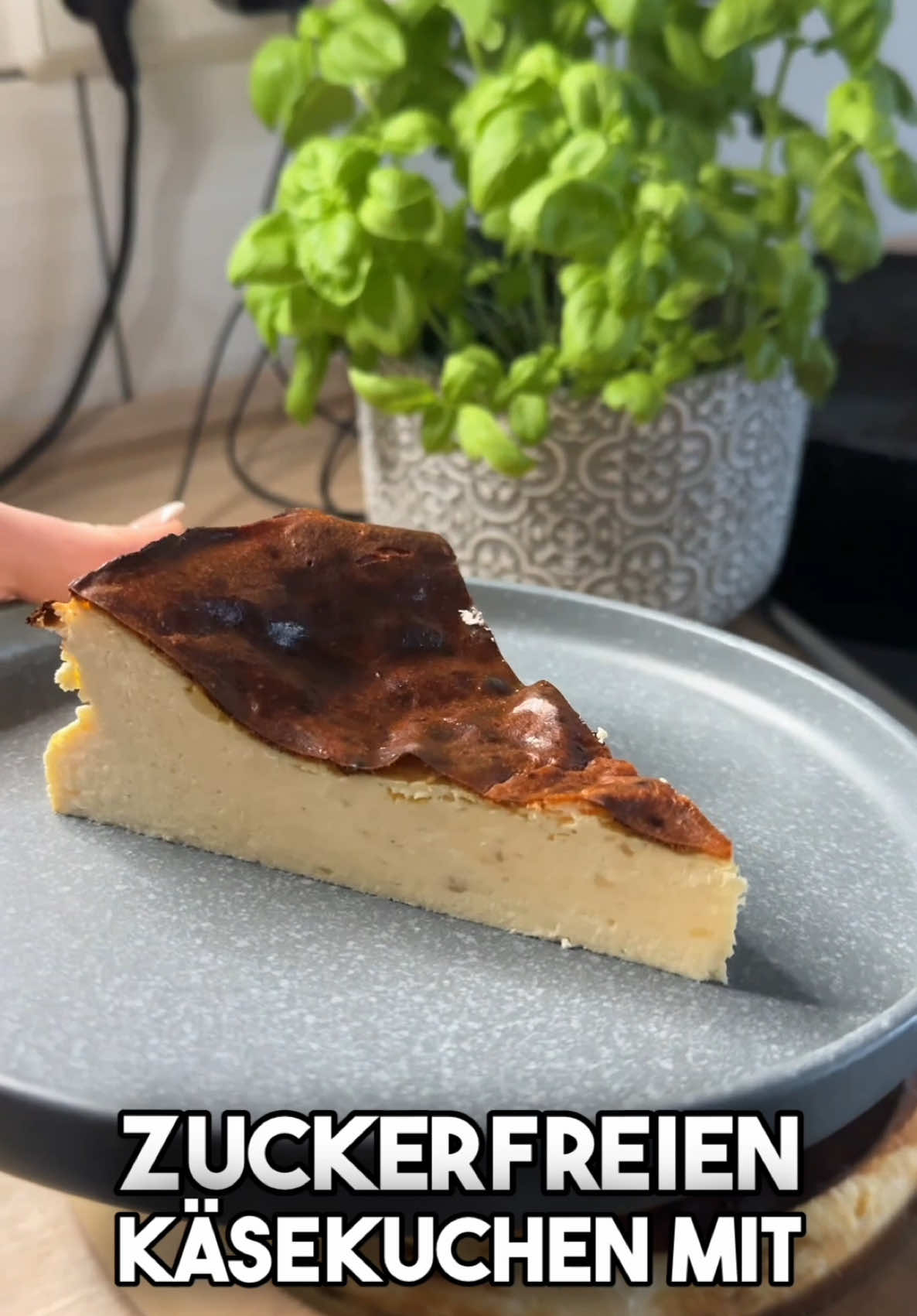 Käsekuchen mit über 200g Eiweiß 🤩🧀🍰 Zutaten: 1kg Speisequark (Magerstufe) 6 Eier 74g Puddingpulver Vanille 9g Chunky Flavour Vanilla Perfektion* 400g Light Frischkäse Bei 180 Grad Umluft für 55-60 Minuten in den Backofen. *Mit Code „LE“ gibts maximalen Rabatt bei @morenutrition.de 🌸Werbung Nährwerte pro Stück: 126 Kalorien 6,5g Kohlenhydrate 17,1g Eiweiß 3,8g Fett Gesamt 12 Stück.  Viel Spaß beim nachmachen.🫶🏻 #lisa_fitlife #diätkäsekuchenrezept #proteinkäsekuchenrezept