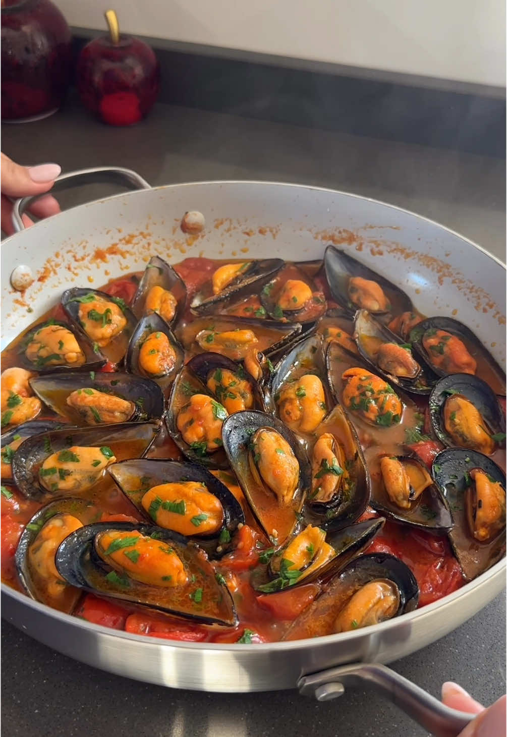 Cozze alla tarantina 🌱 Ingredienti ⬇️ - 1 kg di cozze - 200 g di pomodorini  - olio extravergine d’oliva - aglio  - peperoncino  - prezzemolo  - 100 g polpa di pomodoro  - sale  ————————— 🌿 Procedimento  - lavare e pulire le cozze - in una pentola, mettere un filo abbondante di olio extravergine d’oliva e uno spicchio d’aglio e aggiungere le cozze . Appena si aprono, spengo la fiamma. - in una padella aggiungo un filo d’olio d’oliva , uno spicchio d’aglio e del peperoncino. Faccio andare per 30 secondi poi aggiungo i pomodorini lavati tagliati e la polpa di pomodoro aggiungo il sale e il prezzemolo. abbasso la fiamma e copro con il coperchio. Faccio cuocere per qualche minuto. - aggiungo le cozze piccoline direttamente in padella e poi aggiungo le cozze belle grandi in vista , cospargo il prezzemolo e copro per due massimo tre minuti. Vanno servite calde e buon appetito.💗 . بلح البحر على طريقة تارانتو 🌱 المكونات⬇️ - 1 كيلو بلح البحر - 200 جرام من الطماطم الكرزية  - زيت زيتون بكر ممتاز - ثوم  - الفلفل الحار  - بَقدونس  - 100 جرام صلصة طماطم  - ملح  ————————— 🌿 الإجراء  - غسل وتنظيف بلح البحر - في مقلاة، ضعي كمية جيدة من زيت الزيتون وفص ثوم وأضيفي بلح البحر. بمجرد فتحها، أطفئ النار . - في مقلاة، أضيف القليل من زيت الزيتون، وفص ثوم، وبعض الفلفل الحار. أتركها لمدة 30 ثانية ثم أضيف الطماطم الكرزية المغسولة والمقطعة وصلصة الطماطم وأضيف الملح والبقدونس. أخفض الحرارة وأغطيها بالغطاء. أطبخ لبضع دقائق. - أضيف بلح البحر الصغير مباشرة إلى المقلاة ثم أضيف بلح البحر الكبير ، والبقدونس وغطيه لمدة دقيقتين إلى ثلاث دقائق. ينبغي تقديمها ساخنة وبصحة .💗 . #Recipe #EasyRecipes #cozze #datenight #seafood