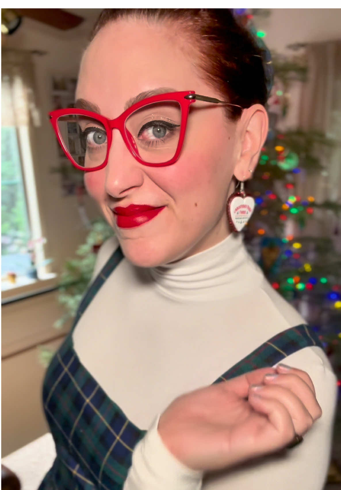 ✨ 💋🎄 💋🎄 💋 ✨ #christmas #christmasoutfit #makeup #holidaymakeup @Gee’s Jewellery @Zeelool Optical @Pat McGrath Labs @Chelsea Reece by Teresa Jack #holidayoutfit #christmastreefarm #taylorswift #swiftie #outfit #eyeshadow #redlip 