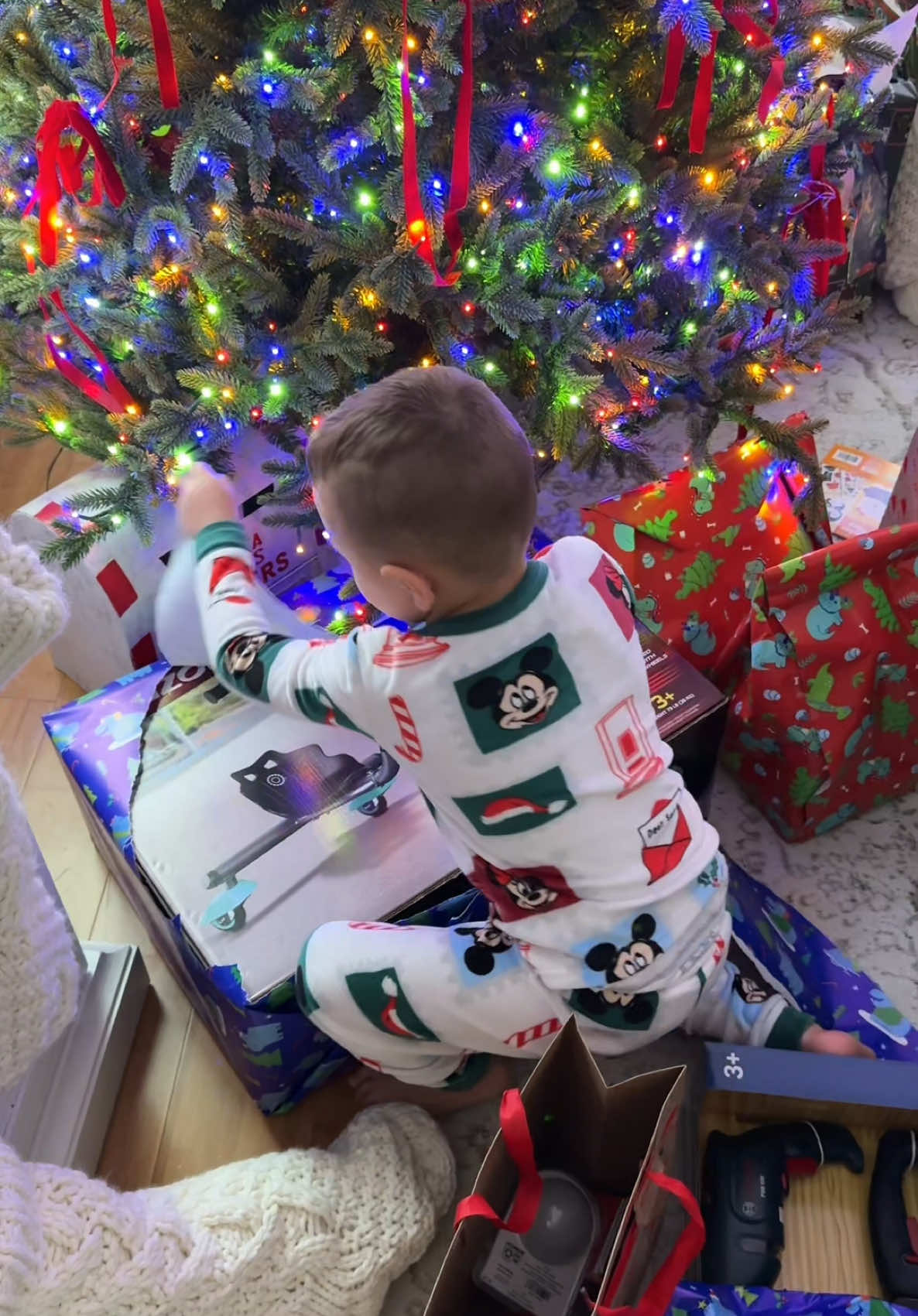 Merry Christmas ya filthy animals ❤️💚🎁 #christmas #giftopening #presents #MomsofTikTok #christmasgifts 