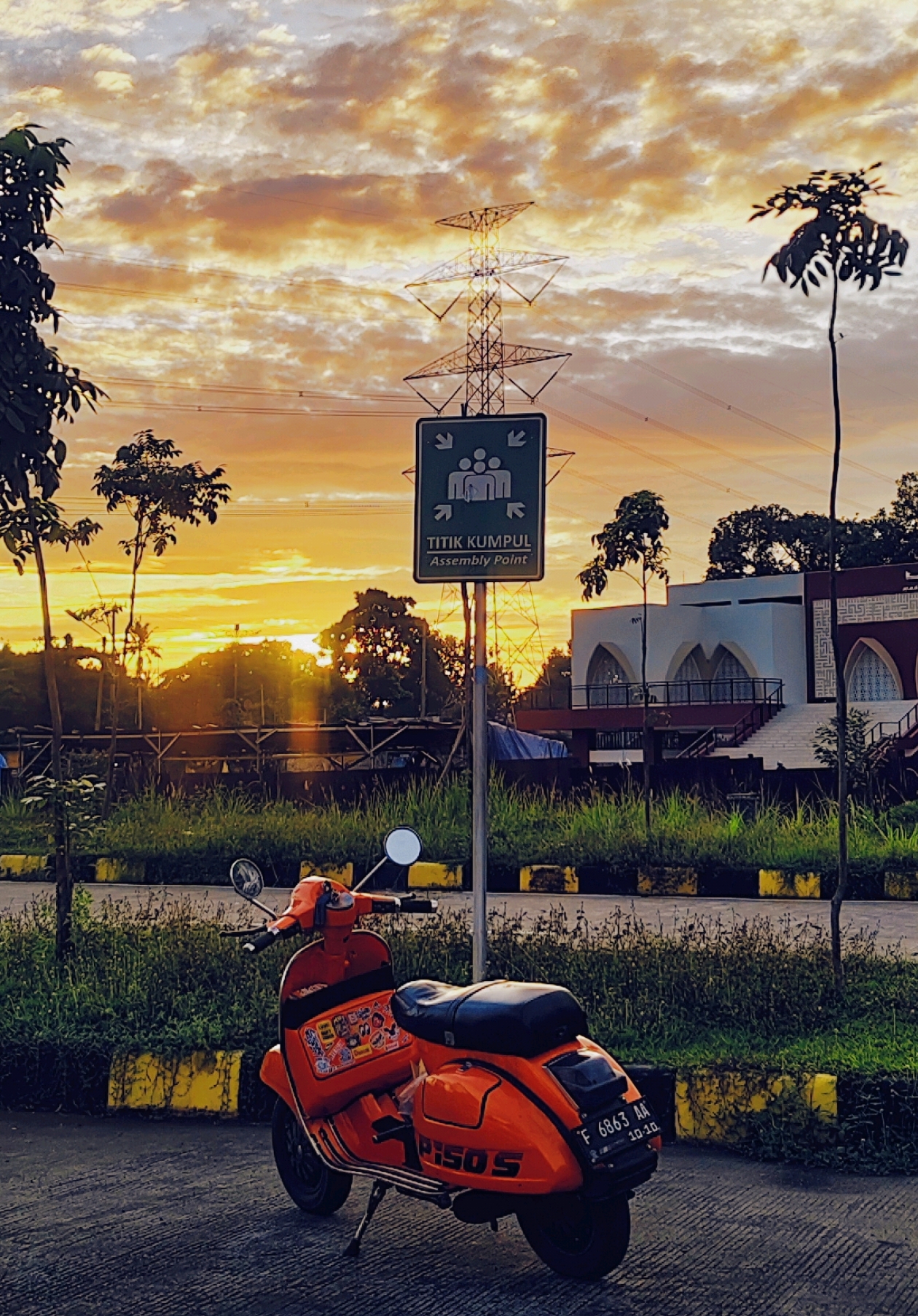 jalanin dengan tenang dan senang ✌🏻🌻 #peaceofmind#adavespaadacerita#stradalavespa#vespapsstrada#masbejo#fypシ#foryoupage#tempatorangsenang 