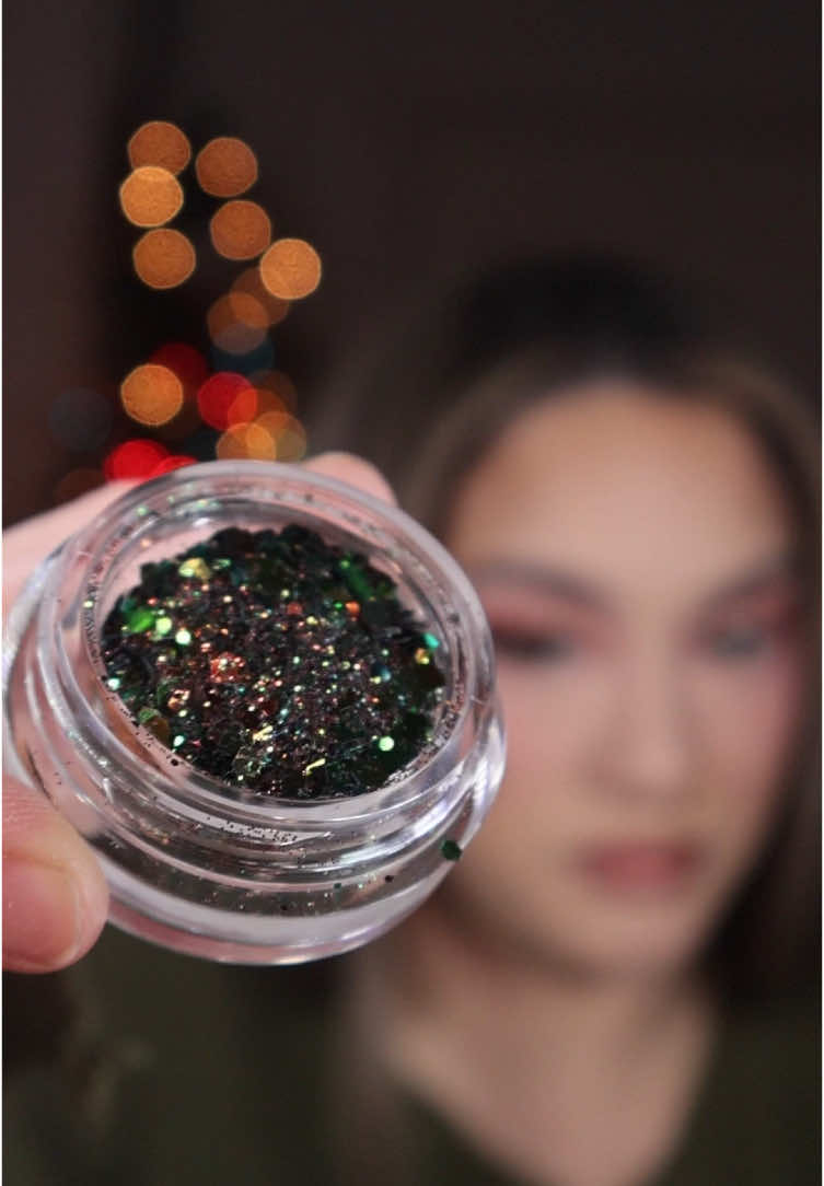 Happy Holidays everyone 🎄❄️🫶 @PLOUISE , @bolivebeaute20 , @EXO Cosmetics ,@Maybelline NY & #makeuptutorial #christmaseyeshadow #makeup #cutcreasetutorial