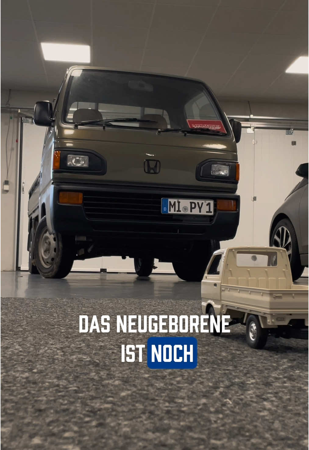 Habt ihr so etwas phänomenales schon mal gesehen? Du möchtest deinen eigenen Kei-Truck importieren? Kontaktiere uns und lass dich kostenfrei beraten! 🤝🏼  Neu! Kei-Truck Merchandise by YAKOSEI 🎁 Verschiedene Motive und Produkte um eure Liebe zu den kleinen Flitzern zu zeigen. Denn Kei-Trucks sind mehr als nur Fahrzeuge, sie sind ein Lifestyle. 👕  Link in Bio! 🛍️  🇯🇵 @yakosei.imports 🌸  #Yakosei #YakoseiImports #JDM #AutoImport #KeiTruck #JDMGermany #HondaActy #Acty #Honda #ActyTruck #minden #keitruck #minitruck #keitrucks 