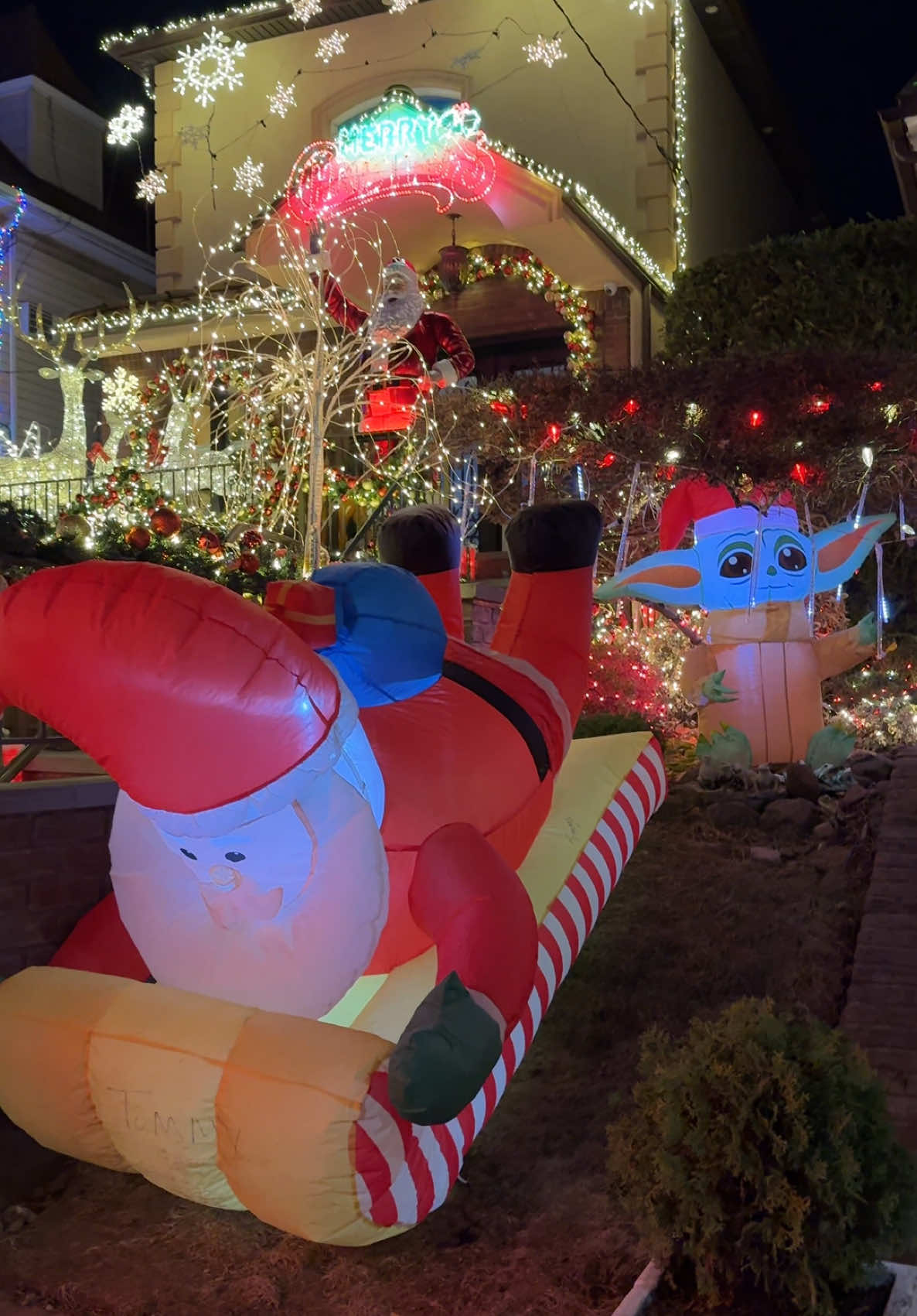 Christmas Decorations in New York City 2024 🎁🎄 #dykerheights#dykerheightschristmaslight#newyorkcity#newyork#christmas#christmastiktok#usa🇺🇸 