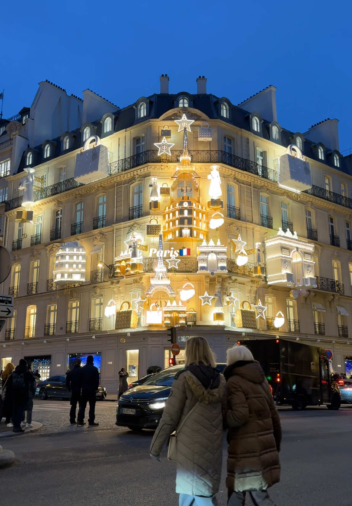 Paris at night never fails to shine ✨ Capturing the elegance and magic of the City of Lights. 🏙️🌟 #paris #iledefrance #parisjetaime #paris2024 #cityoflights #travelparis #visitparis 