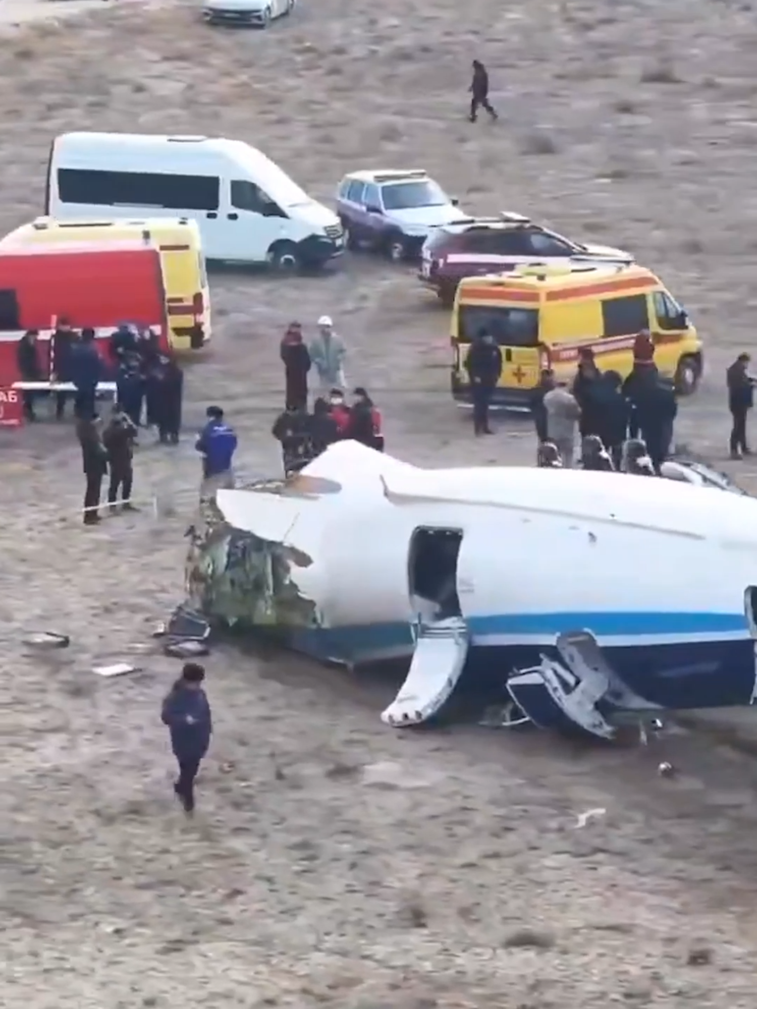 38 personas murieron en brutal accidente aéreo | Un avión de pasajeros se estrelló cerca de la ciudad de Aktau, en Kazajistán, causando la muerte de 38 personas a bordo, luego de un intento de aterrizaje de emergencia. #accidente #accidenteaereo #accidentes #azerbaijan🇦🇿 #azerbaijanairlines #azerbaiyan #kazajistan #fyp #fyi #noticias #impactante