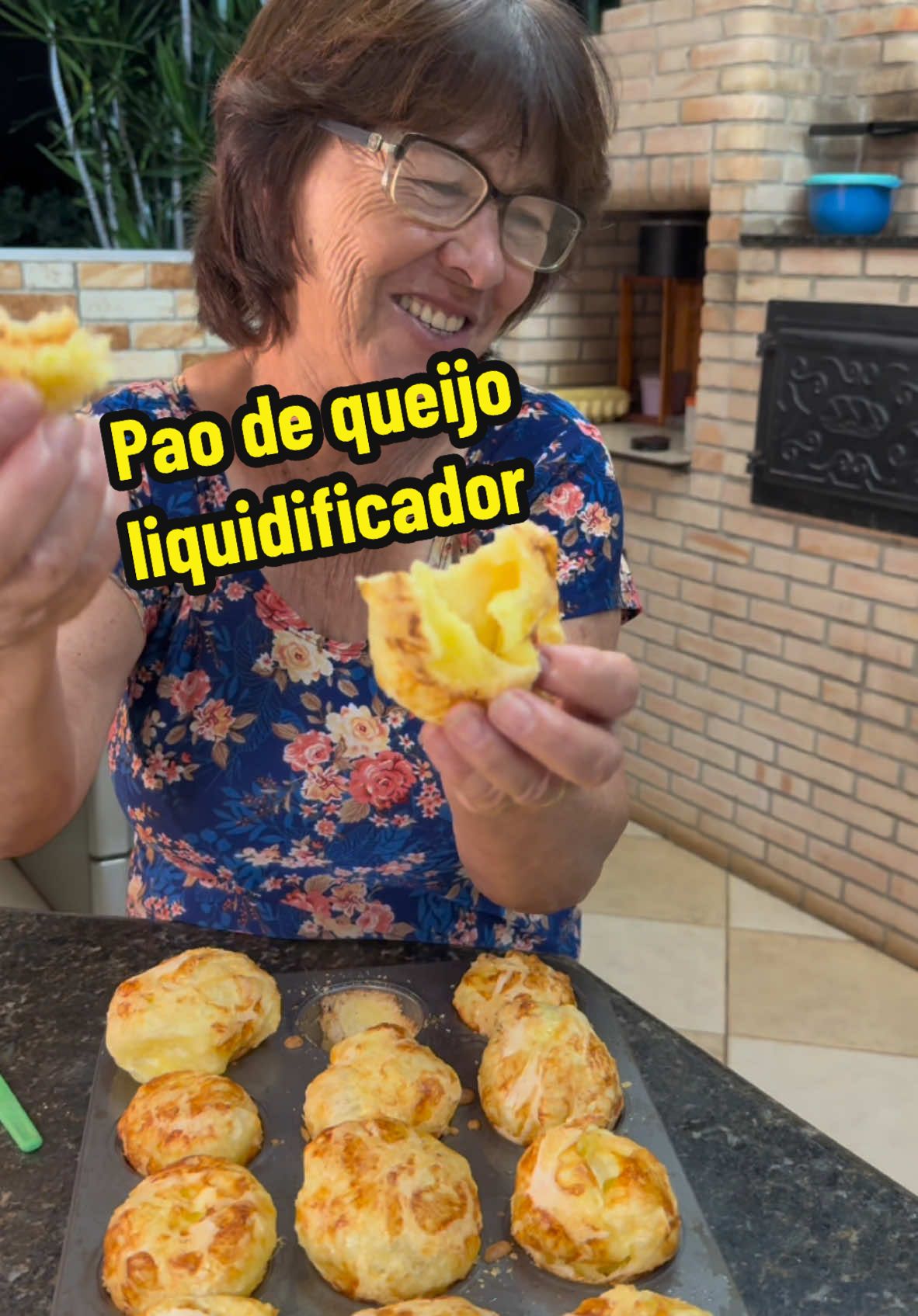 Pão de queijo super rápido no liquidificador (esse biscoito é bom fazer só pra comer na hora)  1 copo de leite  Meio copo de óleo  1 copo polvilho talvez precise um pouco mas pra não ficar muito mole  Sal a gosto  2 ovos  Queijo  #chacaracristal #receitinha #paodequeijorapido #biscoito 