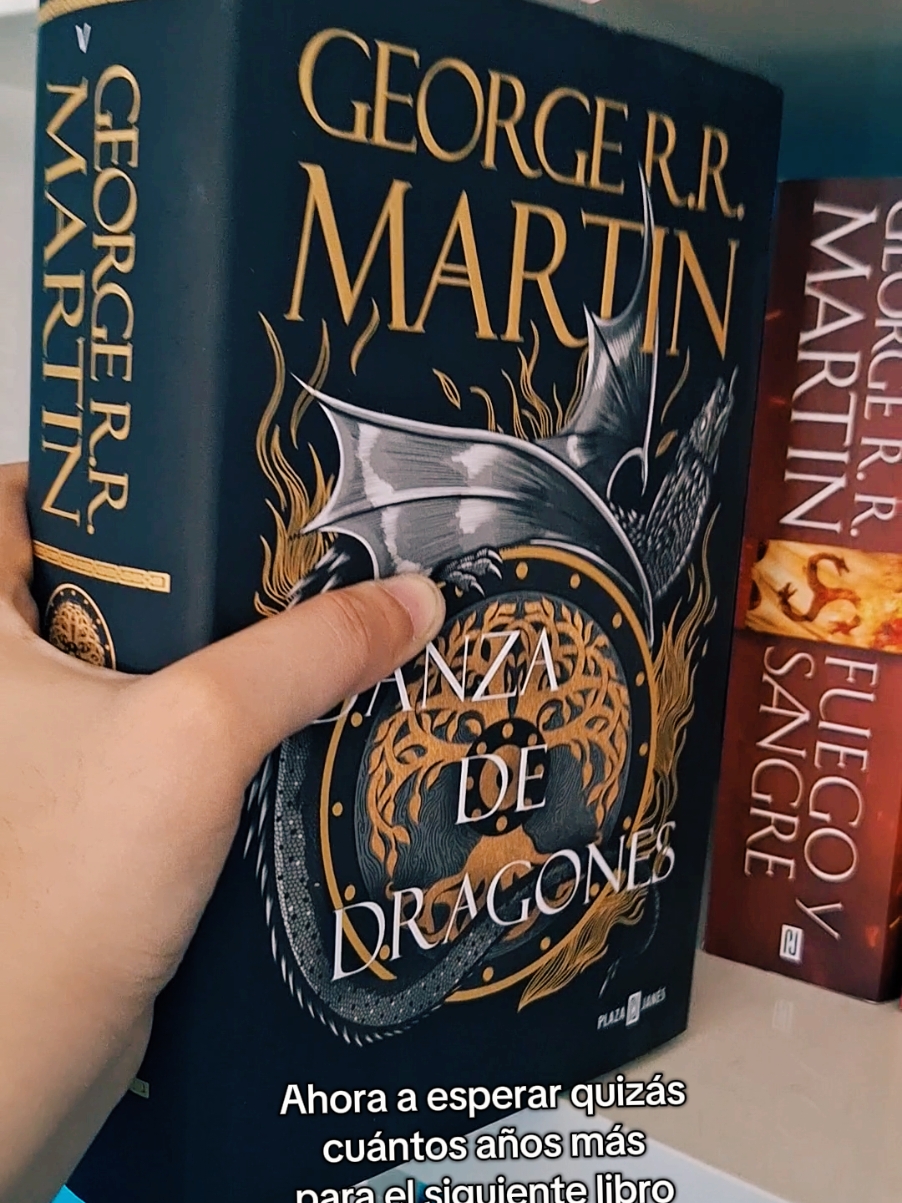 Al final completé esta colección yo antes de que saliera Vientos de Invierno. A seguir esperando. Los libros los compré por BuscaLibre, edición de tapa dura. #books #BookTok #gameofthrones #georgerrmartin #parati #fyp #JuegodeTronos 