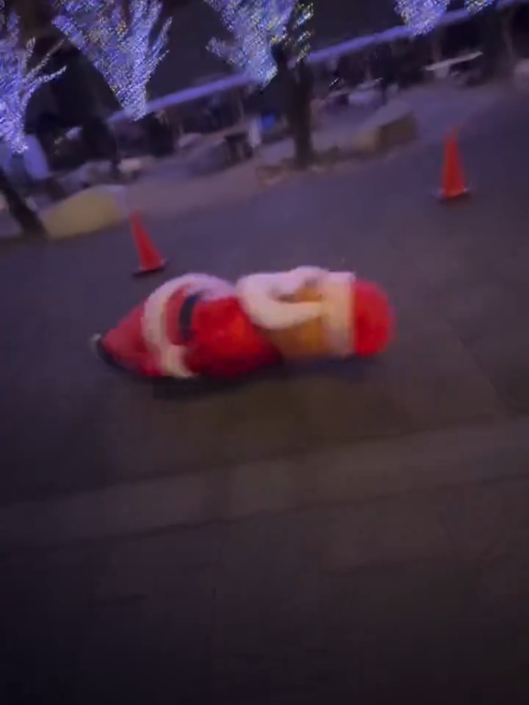 farting on the guy in Santa Suit #fart #santa #merrychristmas #christmas #jolly 