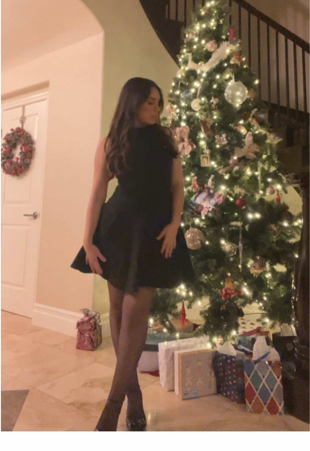 got ready to sit in la sala🖤🎄  #christmas #christmasoutfit #christmaseve 