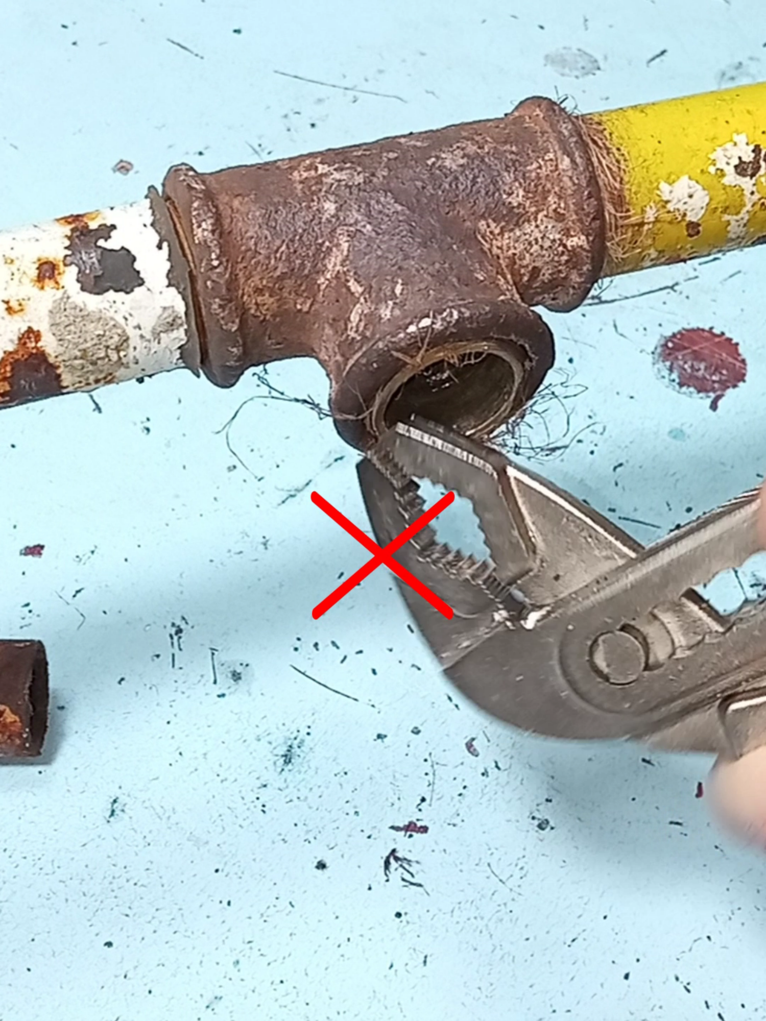 Really practical plumbing tips and hacks . DIY Broken Pipes Thread Extractor. How to Unscrew a Broken Pipe Without Special Tools. DIY Plumbing Basics. Useful plumbing ideas and projects #DIY #plumbing #tips #hacks #skills #pipes #plumber #tool