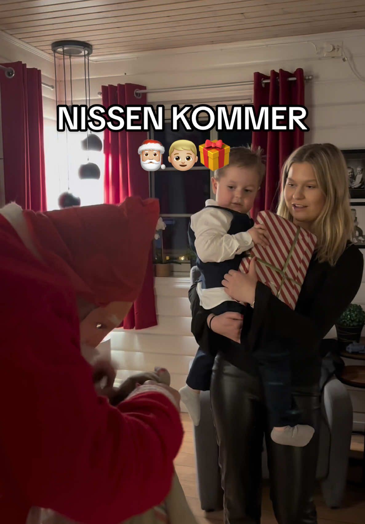 3-åringen tar imot nissen, trygt å være i tantes fang ♥️🎅🏼🎁  #3åring #mammalivet #jula2024 #nisse #santaclaus #småbarnslivet #mammaogoskar 