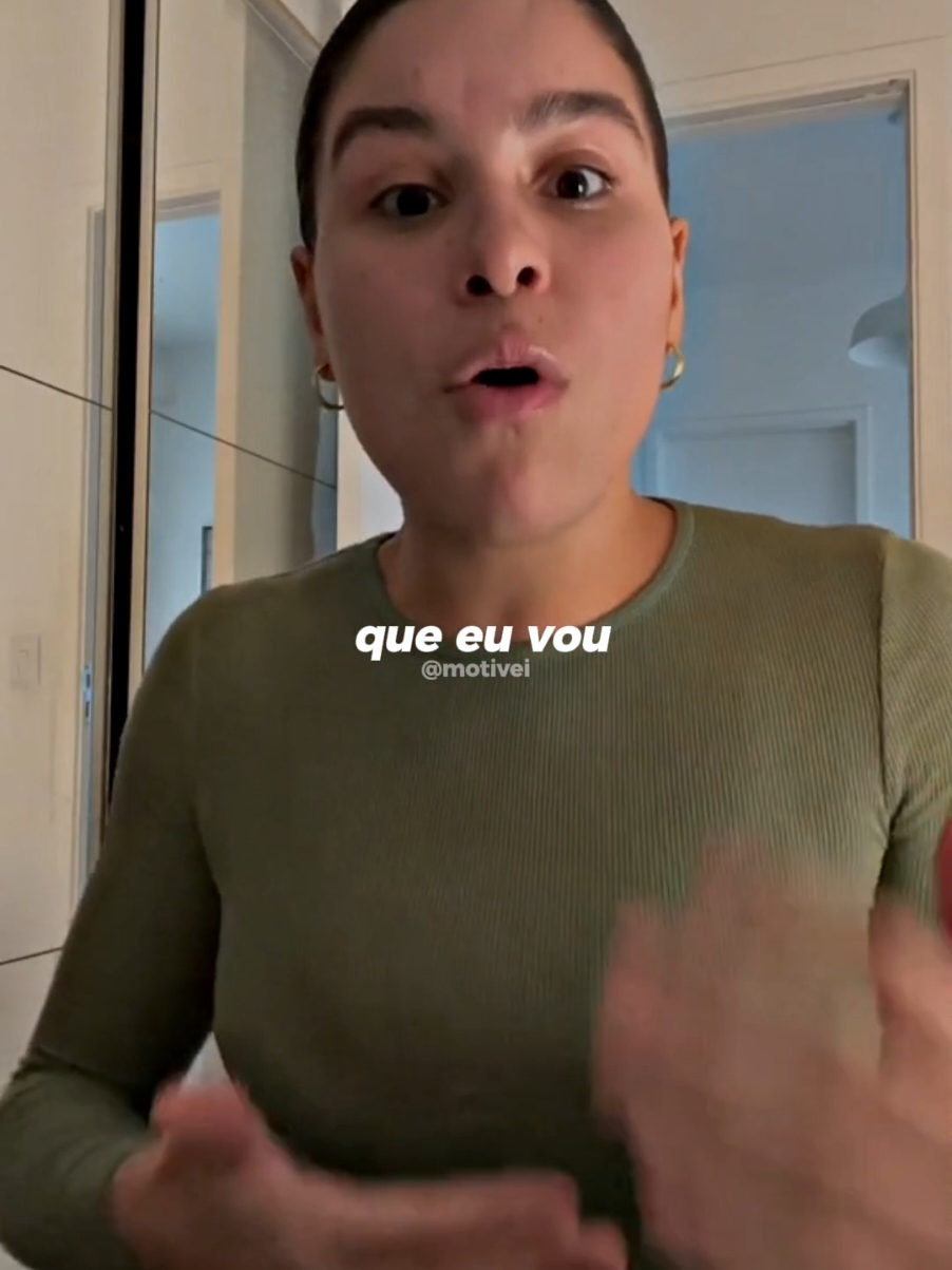 Estar em paz com a própria companhia é uma das maiores conquistas que alguém pode alcançar. Quando a felicidade não depende de fatores externos ou da presença de outras pessoas, a vida ganha um novo significado. Amar-se é reconhecer o próprio valor, abraçar as próprias falhas e celebrar as pequenas vitórias diárias. Quem se aprecia de verdade nunca se sente sozinho, pois encontra dentro de si força e plenitude.   A busca pela validação externa só acontece quando falta essa conexão interna. Quando você aprende a se admirar, a necessidade de agradar os outros diminui, e as relações se tornam mais saudáveis e genuínas. Adorar a própria companhia é descobrir que você pode ser sua melhor companhia em qualquer situação, sem se sentir vazio ou incompleto.   Aquele que ama a si mesmo não aceita menos do que merece e não se prende a relações que não acrescentam. Valorizar-se é o primeiro passo para viver com autenticidade e atrair pessoas que respeitam e admiram quem você é.   Créditos: @priscilaevellyn #conselhos #autoestima #amorproprio 