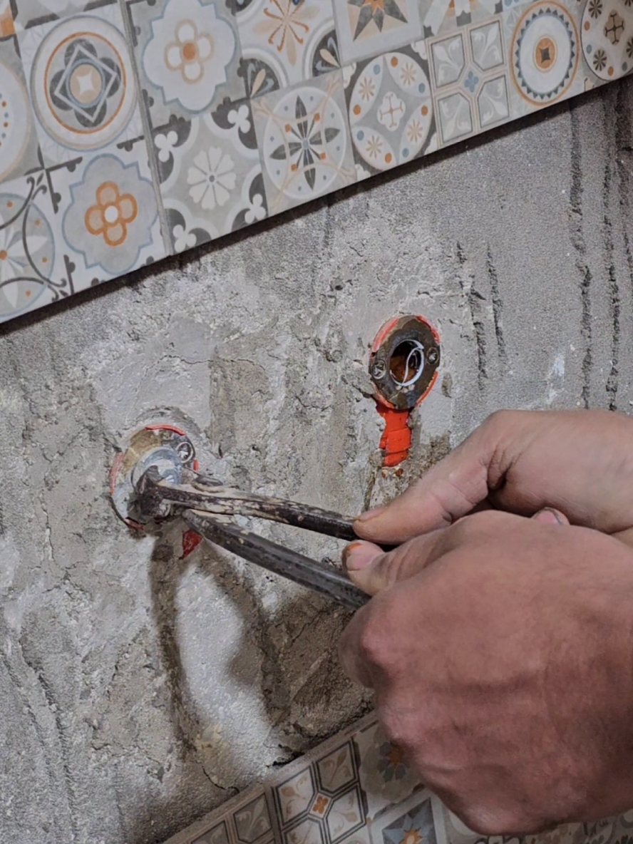 Drilling holes in ceramic doesn't have to be difficult!! Just use this trick and the job will be done quickly #ceramica #DIY #Tiles #mexico #Toilet_intall #machine_alaver_miele #Construction 