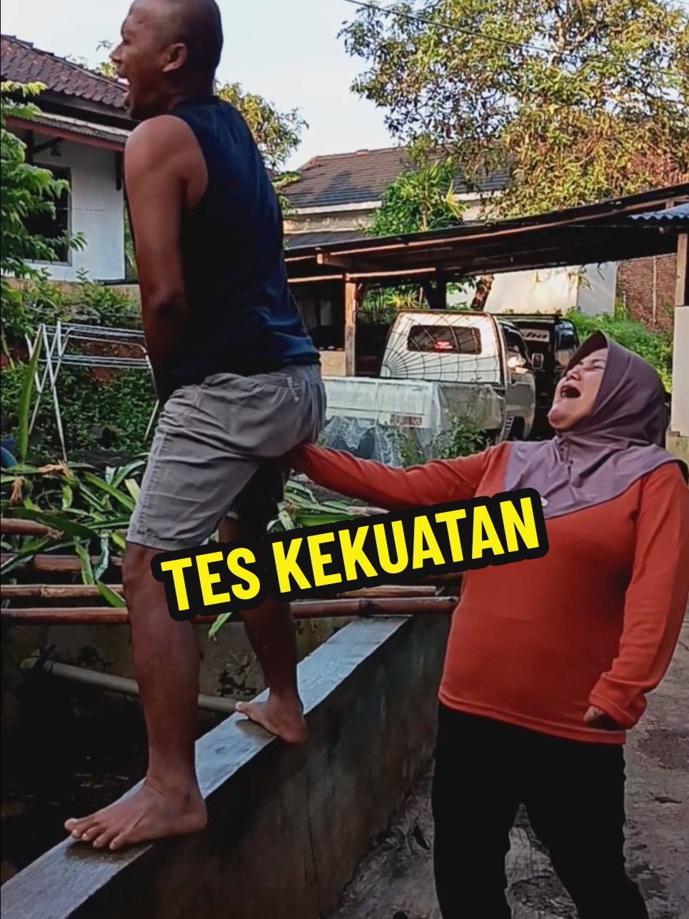 cerita TES KEKUATAN#komedisundalucu #fyptiktok #eumeur #comedy @DESI LEUTAK 