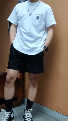 Kaos Pria Oversize dengan Pocket. fashion streetwear pasti sudah tidak asing dengan jenis kaos satu ini. Oversized shirt atau istilah lainnya anti-fit style merupakan salah satu model kaos yang saat ini mulai ramai digunakan oleh banyak kalangan terutama generasi milenial. Dengan menggunakan kaos ini sebagai outfit, kalian juga mudah dikombinasikan, Kaos oversized juga dinilai sangat flexible, kalian bisa terlihat sporty ataupun kasual. #kaosoversize #kaosoversized #kaosoversizepria #kaosoversizemurah #fashionpria #belilokal 