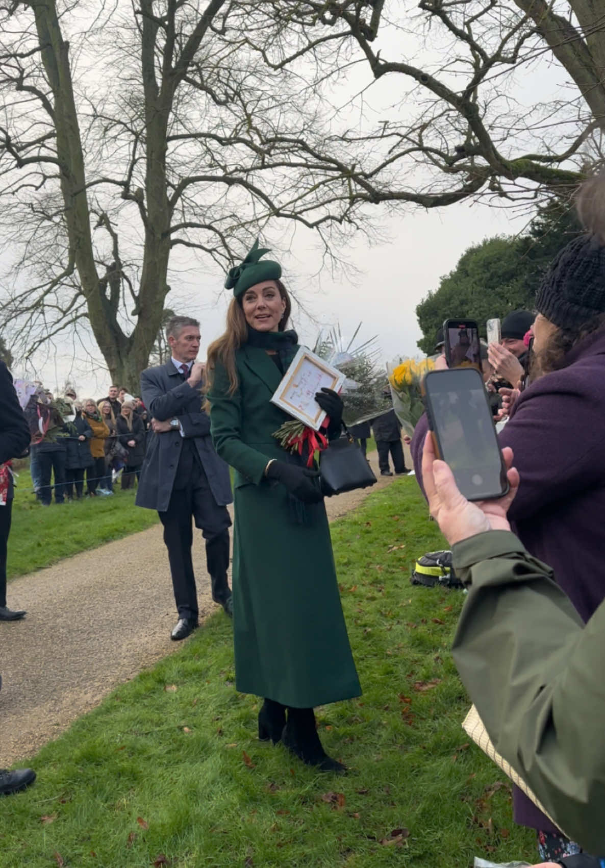 They were all waiting for her at the gates and she was only 1/3 of the way down at this point - she was so good and stopped and spoke to as many as people as she could - she’s ace! #princessofwales #katemiddleton #fyp #royalfamily #sandringham #christmas