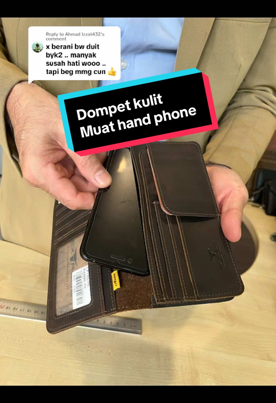 Replying to @Ahmad Izzat432 Dompet kulit lembu asli boleh Muat cash RM8k dan handphone. #fyp #extremeleatherco #dompetkulitasli #energywallet #dompetpanjang #dompetpanjangkulit #dompetpanjangwanita #dompetpanjangpria 