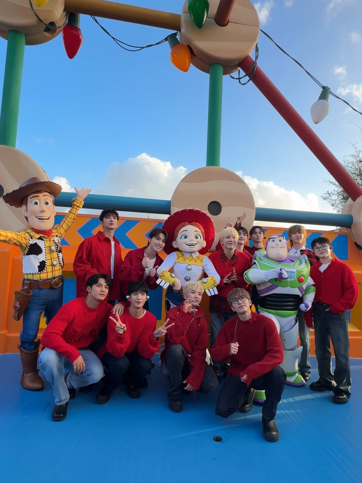 CARATs! Happy Holiday 🎄 'Disney Parks Magical Christmas Parade' Behind the scenes 🎬 Enjoy the full performance on Disney+ YouTube (~1/1/25) #SEVENTEEN #세븐틴 #DisneyChristmasCelebration