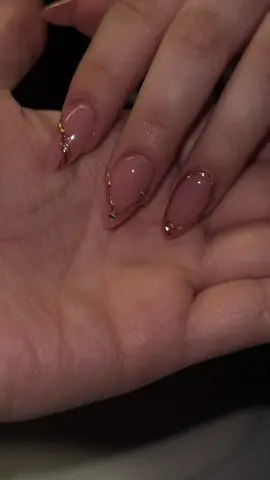 Acrílicas largo 2 y efecto dorado #uñas2024 #francesa #uñasfrancesas #uñascortas #almendracorta #almondnails #shortnails #cleannaillook #nivelacion #baserubber #viral_video #chicas #shein #uñasdemoda #uñasentendencia #prettynails #uñasentendencia #uñas2024 #uñasbonitas #uñaselegantes #glamorous #fyp #uñasdenavidad #tendencianavidad #uñasrojas #uñasnavidaddoradas #uñascoponavidad #trends 