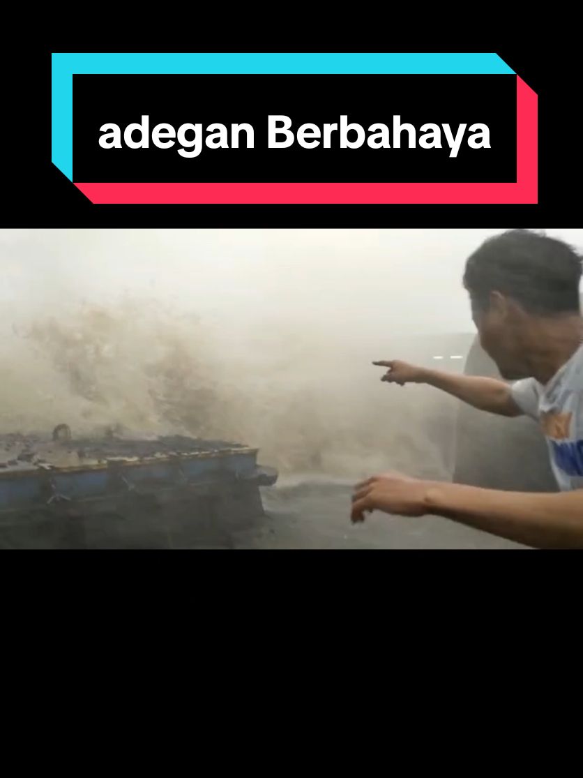 Apa itu Bahaya...??? Laki-laki hanya takut Keluarga nya kelaparan..! #hazardous #dangerous #sealife #tuglife #seaman #sailor #pelautindonesia #content #ship #floatingcrane #kps #moon #pacific #shipping #badweather #scary #taboneo 