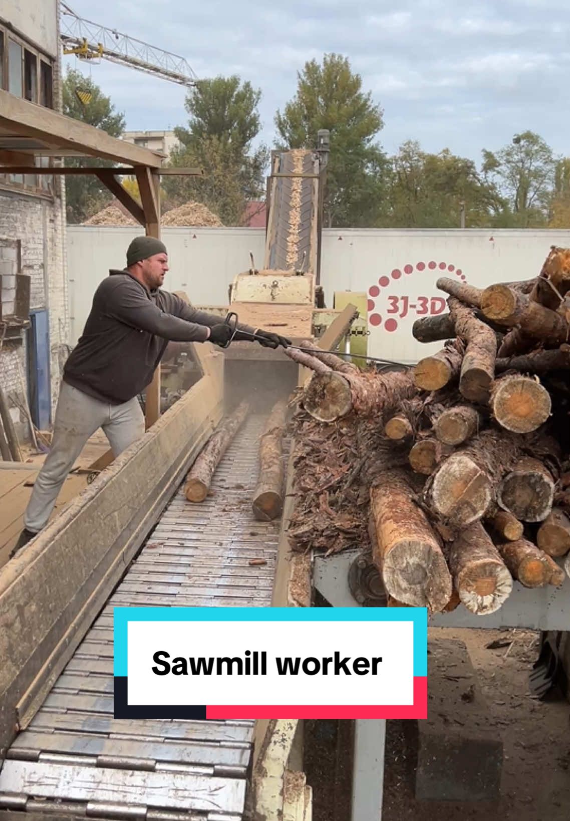 🪵🇺🇸Welcome @woodproffis 👍 Sawmill life to work with wood chipper - is best way to make wood chips 🪵👍 . #creatorsearchinsights #sawmill #woodchipper #sawmillworker #woodchips #fypage #woodwork #wood 