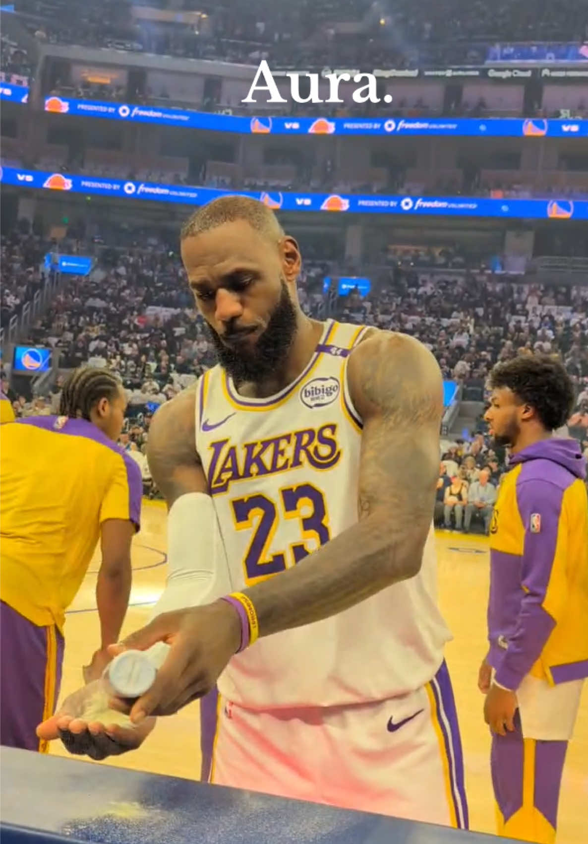 The #LeBron chalk toss never gets old 👑 #Warriors #Lakers #NBA