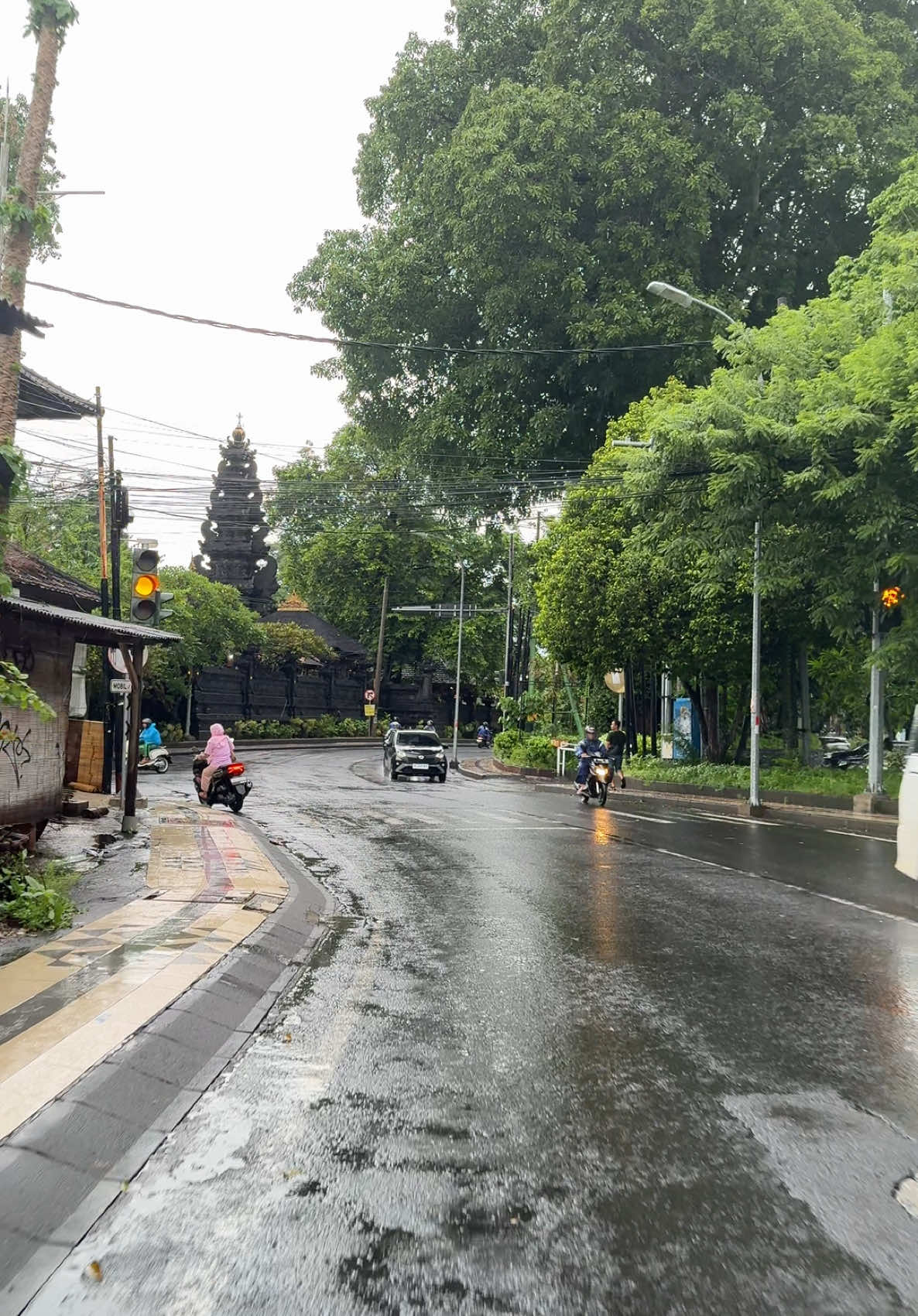 Sederas apapun hujan akan berakhir jadi rintik. Seberat apapun masalah akan berakhir menjadi sebuah pelajaran~  #fypage #fypシ #fypbali #bali #rainyday #morningrain #foryou #fyp #xyzbcafypシ 