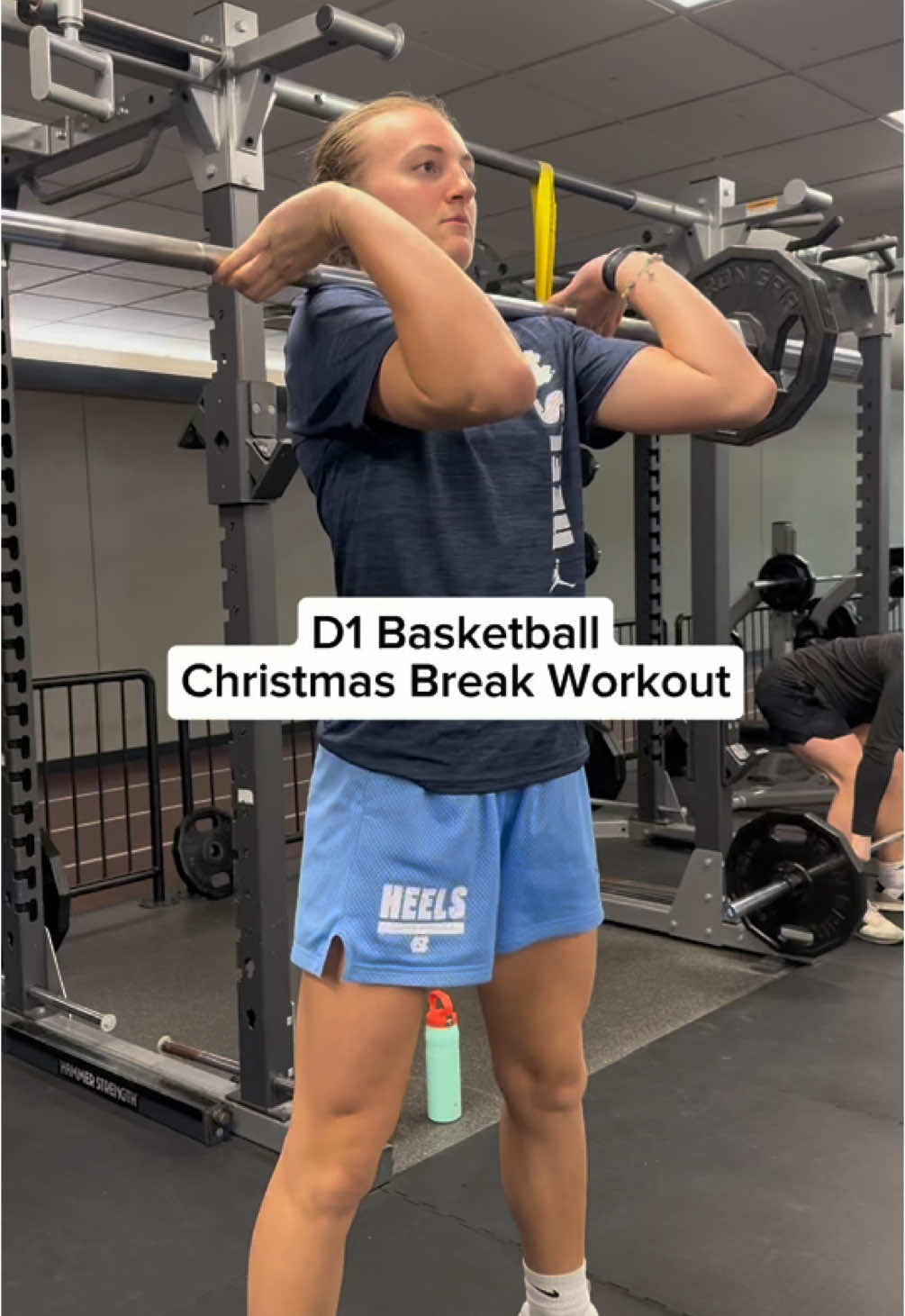 a few key things I’ve learned about hoops + Christmas break⬇️🎄  🔑 plan out your workouts ahead of time so you can be efficient = more time with family/friends over break  🔑lifting weights in season is super helpful to my performance  🔑 working out with people on a similar grind as you makes the process more enjoyable  #lifting #d1athlete #workout #basketball #christmasbreak #carolina #unc #sports #training 